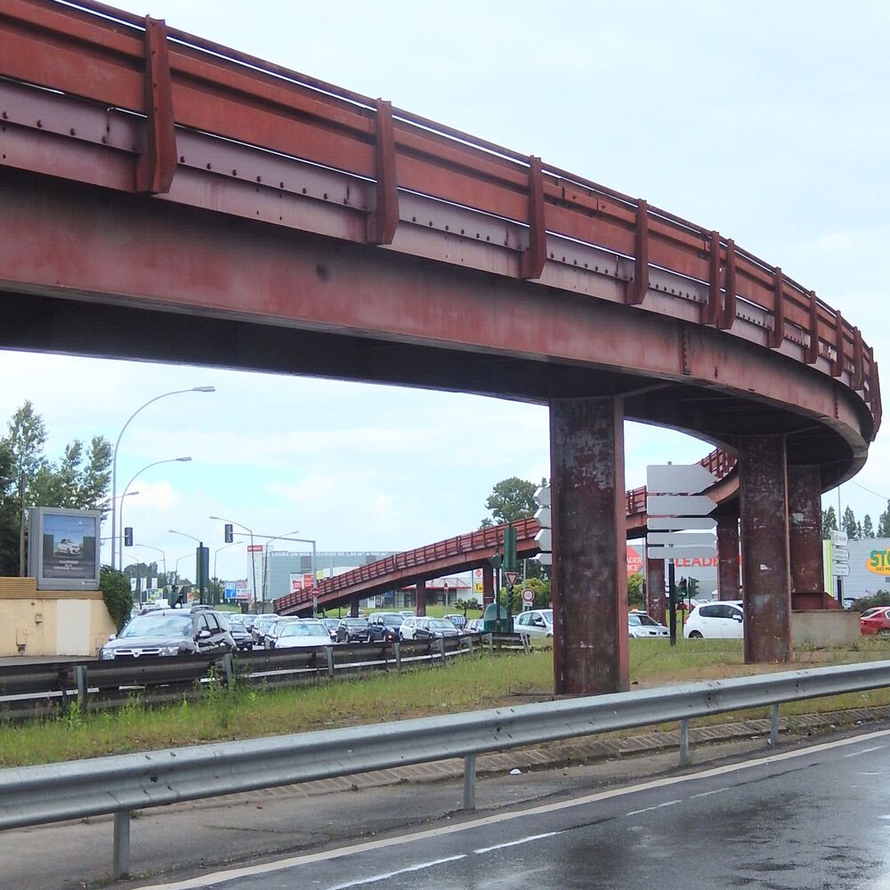 L'autopont à sens unique survolant la Place Latule, à Bordeaux.