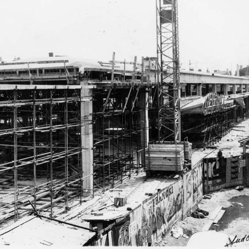 La halle B en chantier, vue vers les immeubles de la rue Jean-de-Malet en 1960.