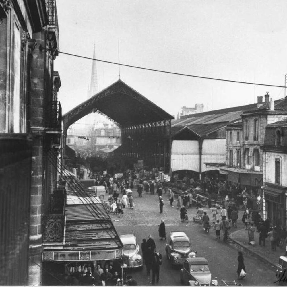 Les halles métalliques du marché installées en 1881 vues depuis le Cours de l'Yser, vers 1950.