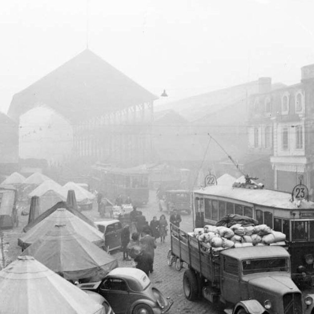 Les halles métalliques du marché installées en 1881 vues depuis le nord de la place, vers 1950.