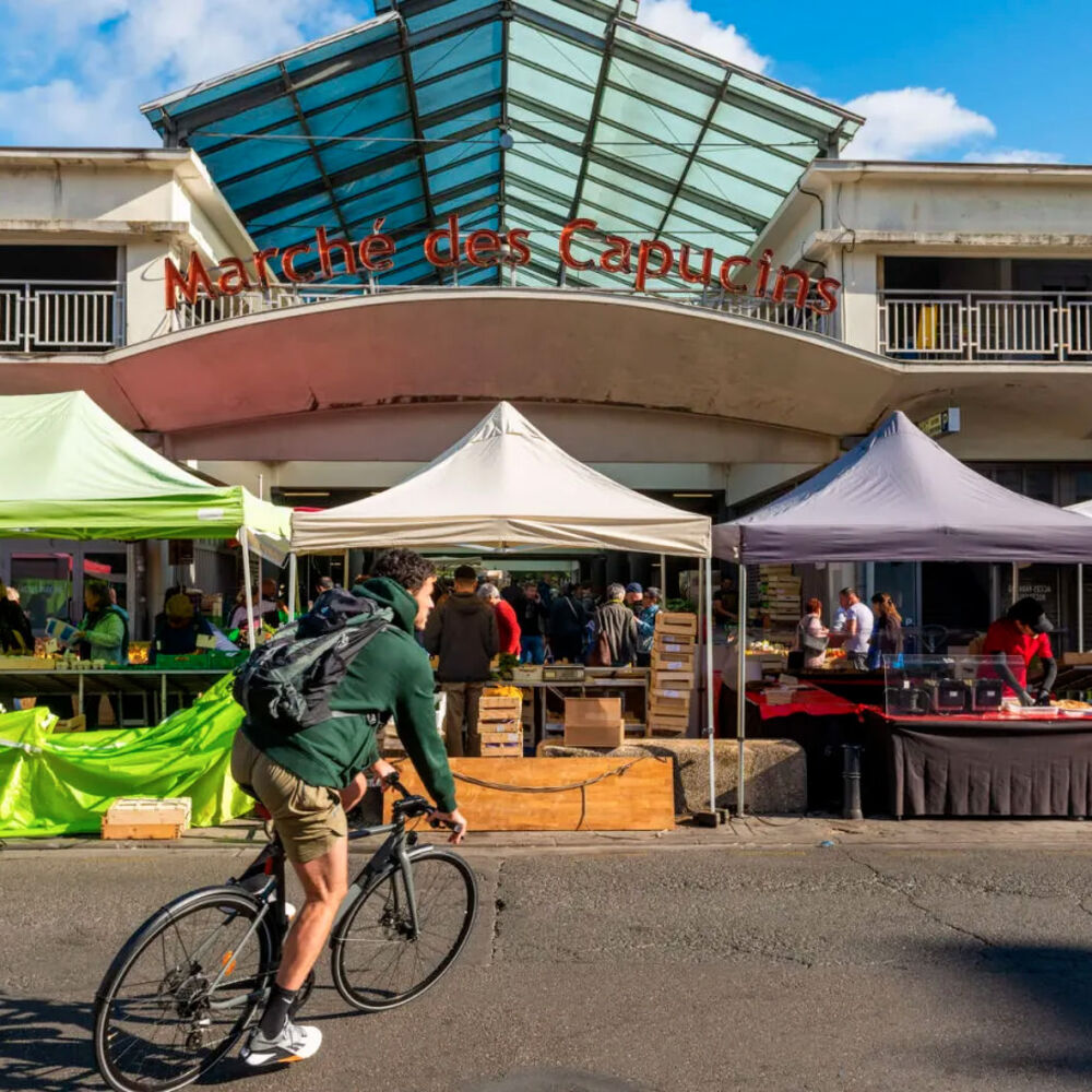 La façade principale (sud) du marché des Capucins.
