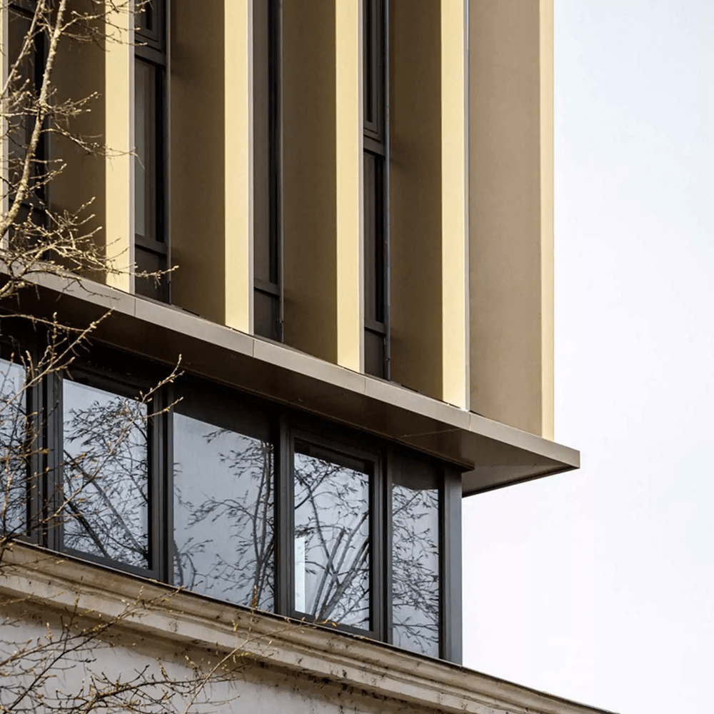 Détail du joint creux entre la façade ancienne et la surélévation