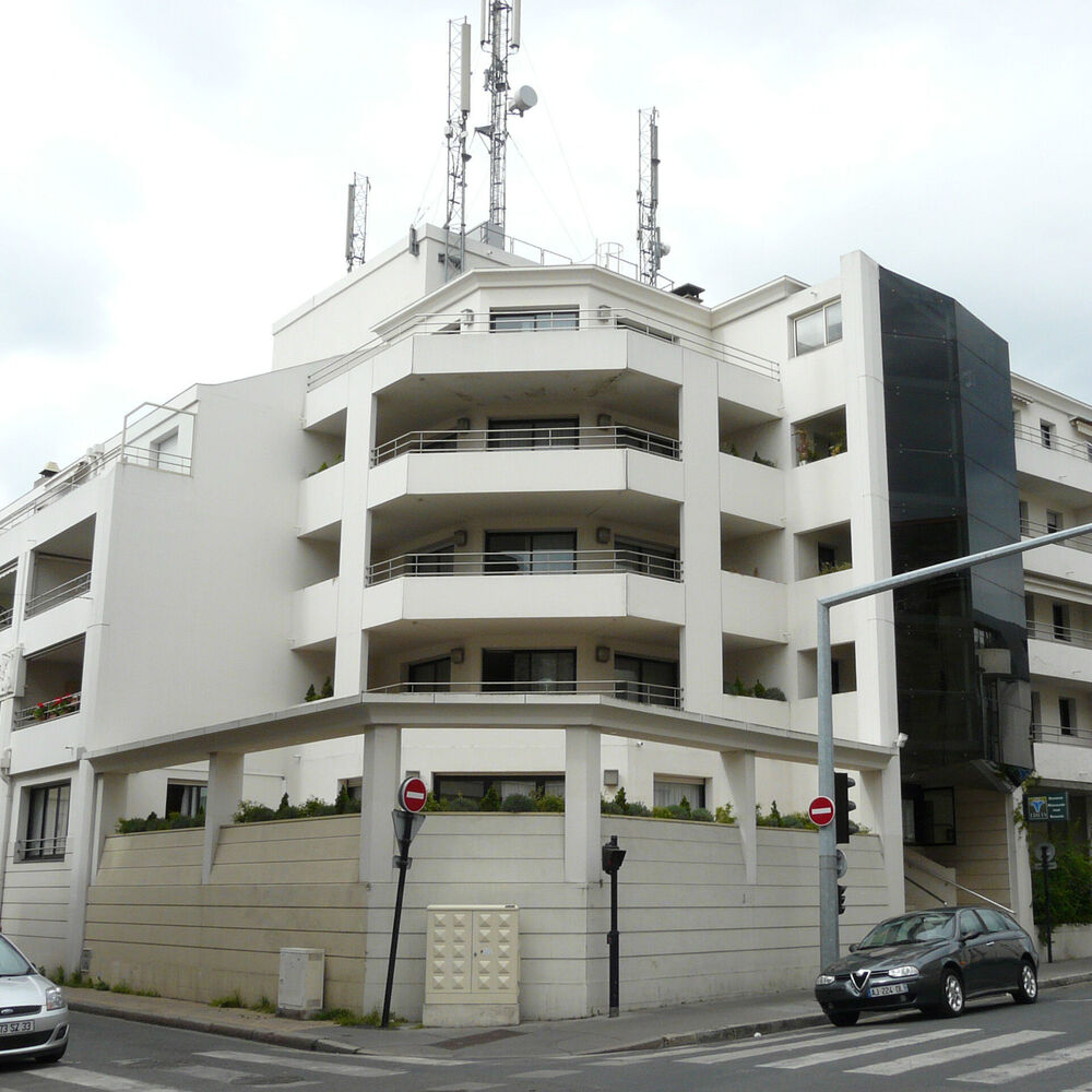 Façade principale dans l'angle du cours Saint-Louis et Paul Berthelot
