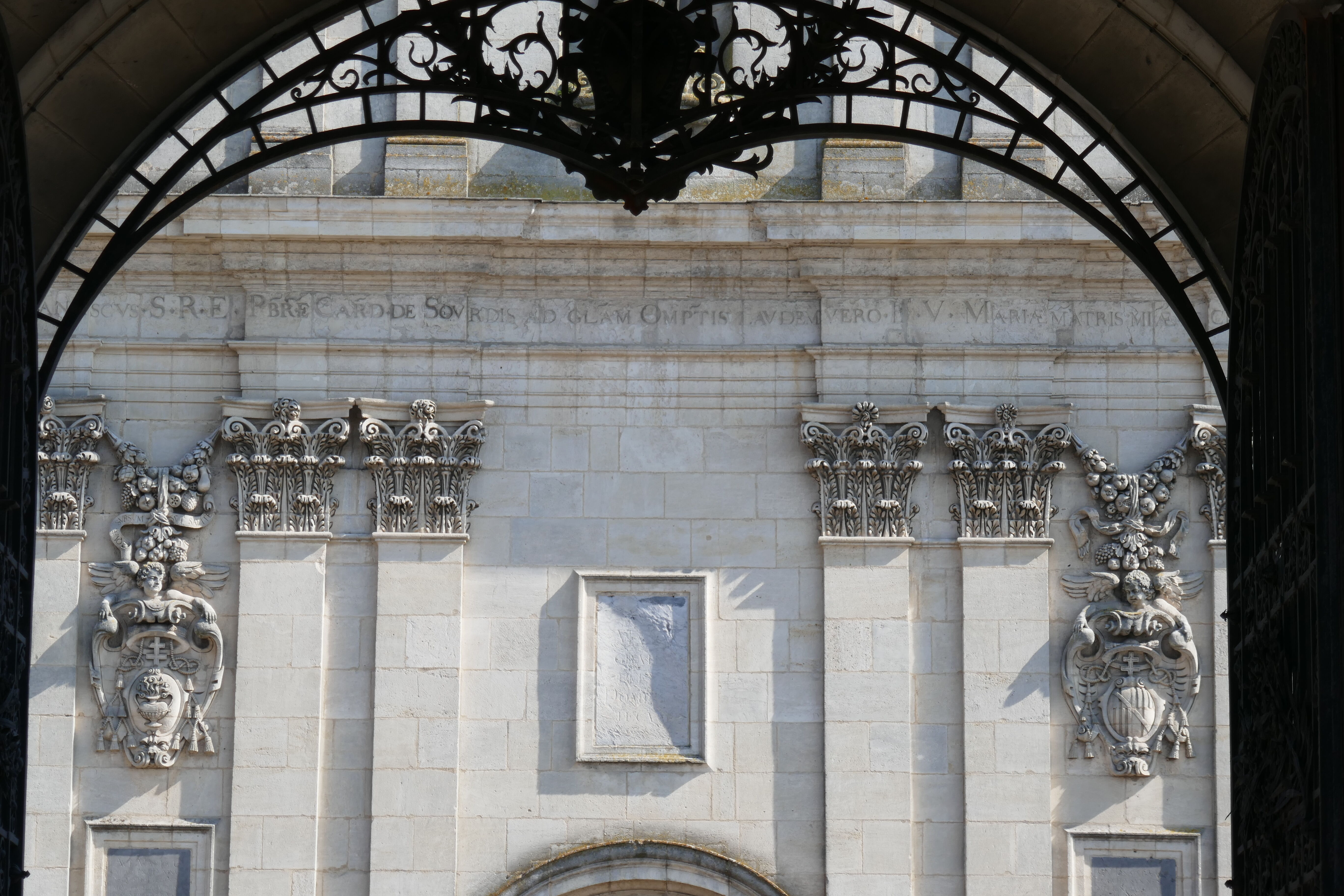 Façade de l'église Saint-Bruno, depuis le protail du cimetière, 2022_FG