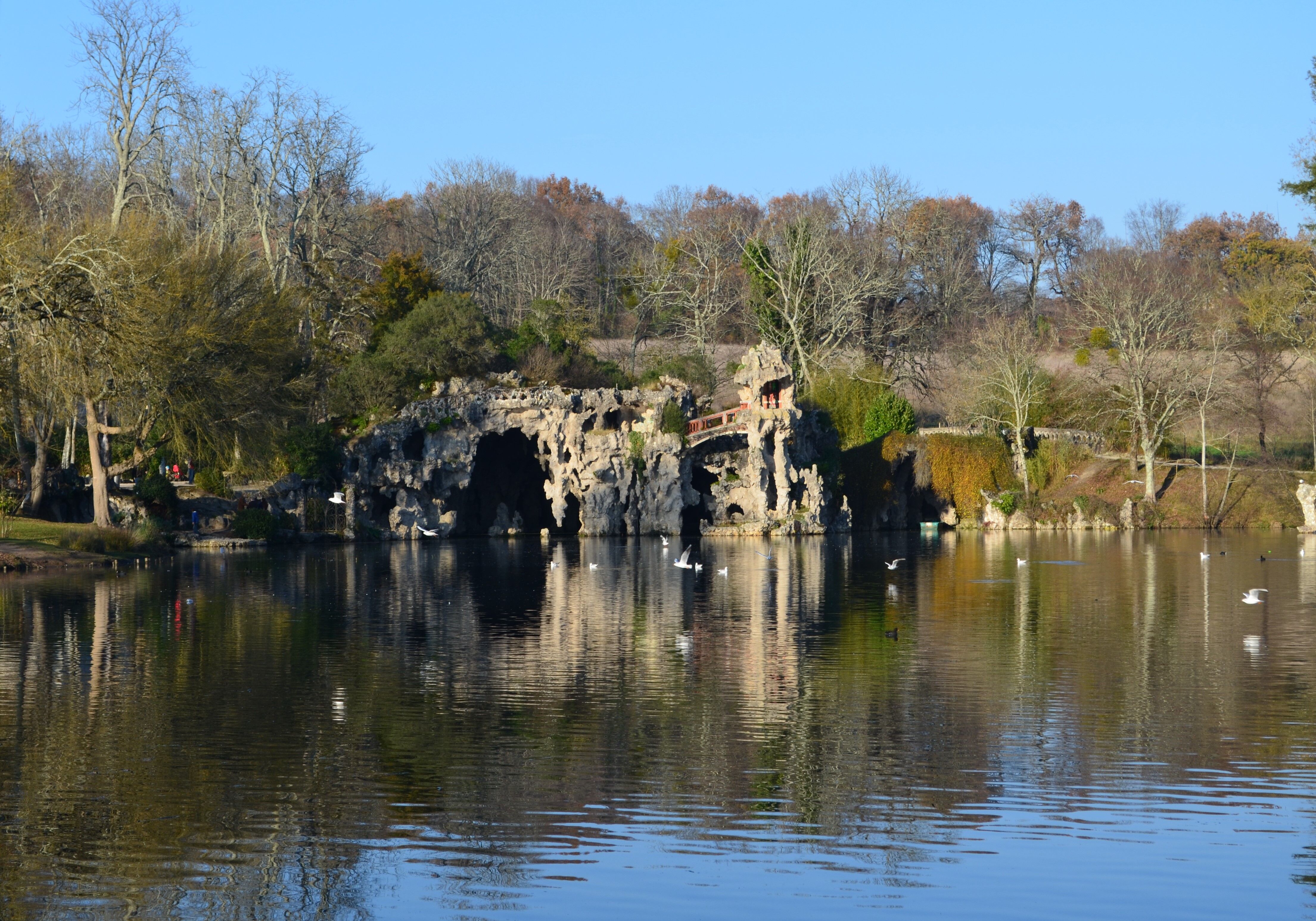 le plan d'eau et, au fond, la grotte de rocaille, 2015_FG