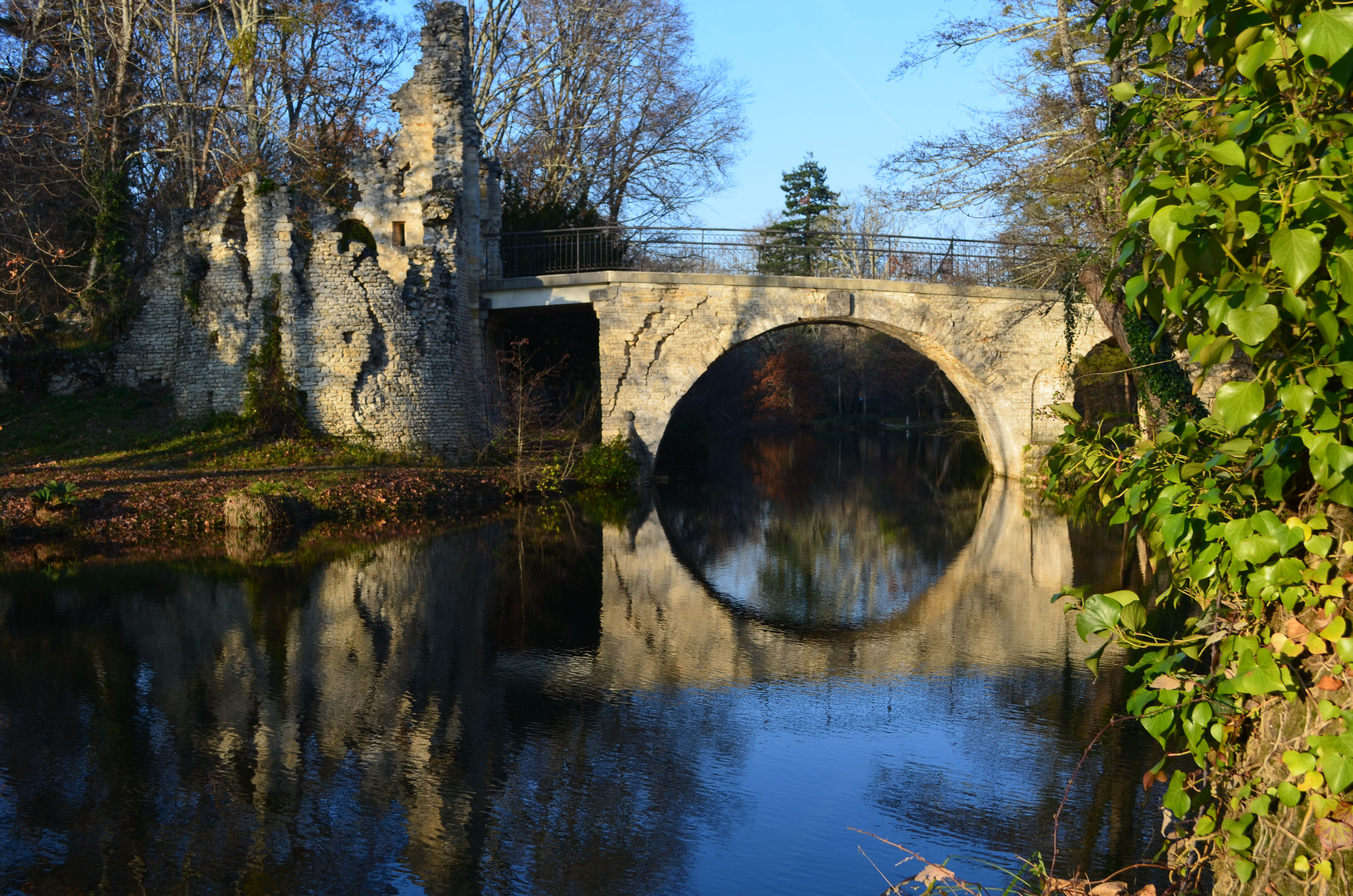 le pont et sa ruine, au sud-est du parc, 2015_FG