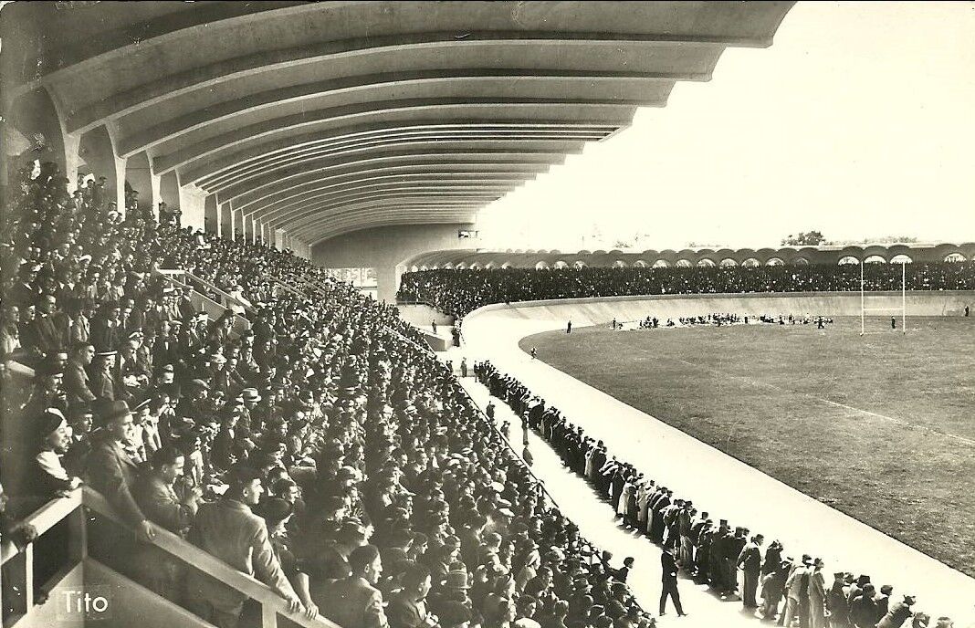 tribunes lors d'un match de rugby, vers 1930_CP