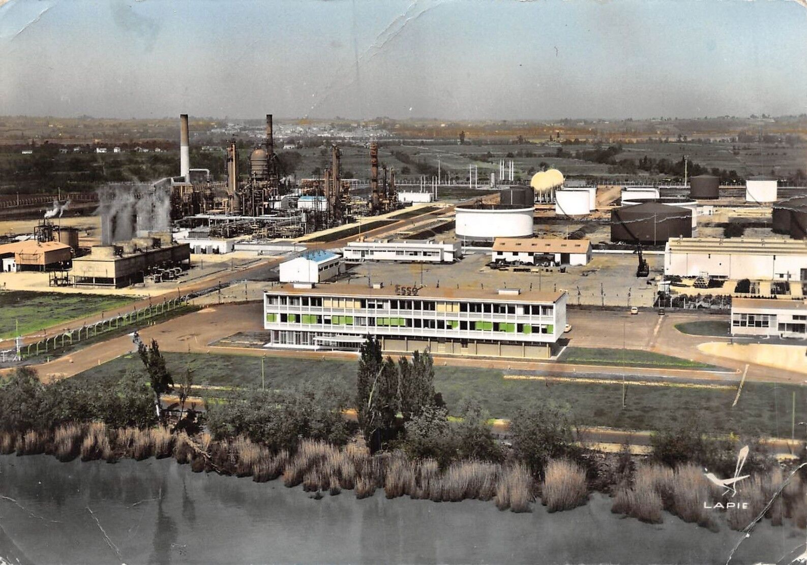 vue aérienne des installations pétrolières, vers 1960_CP