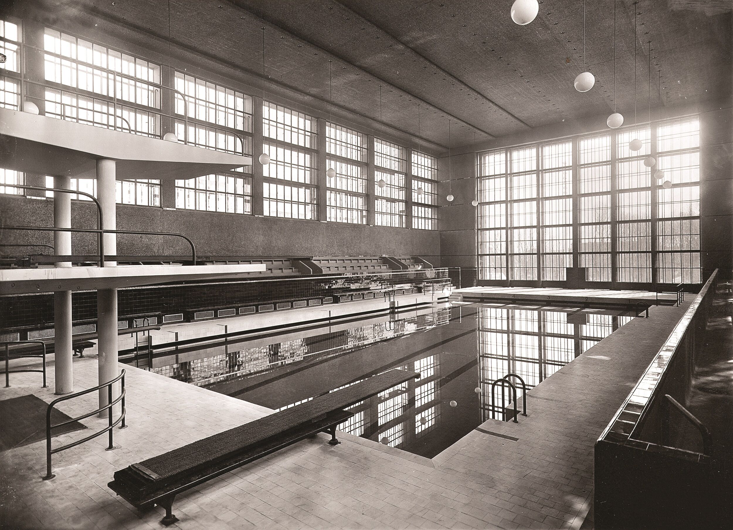 Piscine municipale, vue d'ensemble du bassin d'hiver, anonyme, vers 1950.