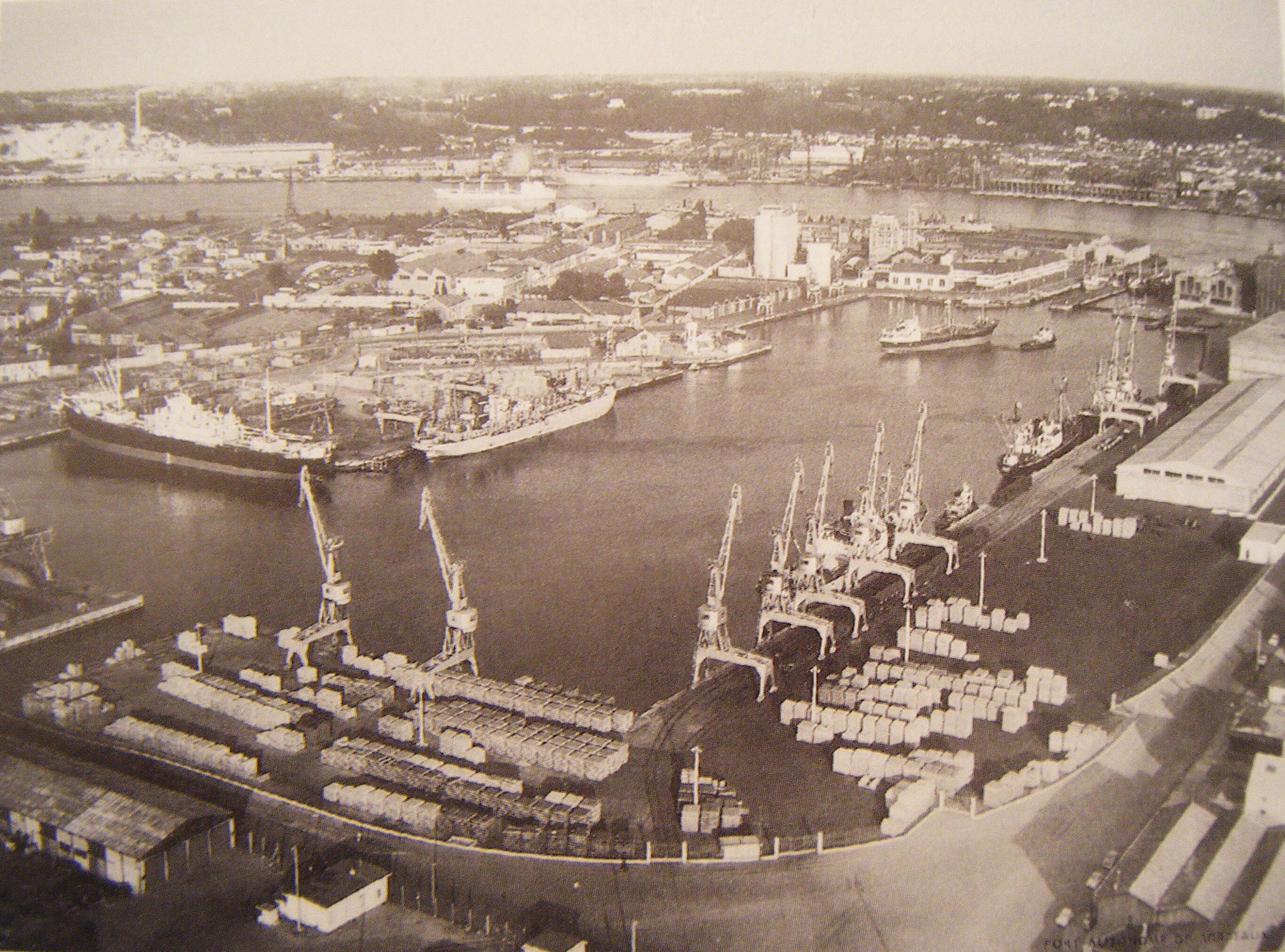 Vue aérienne des bassins à flot vers 1970.