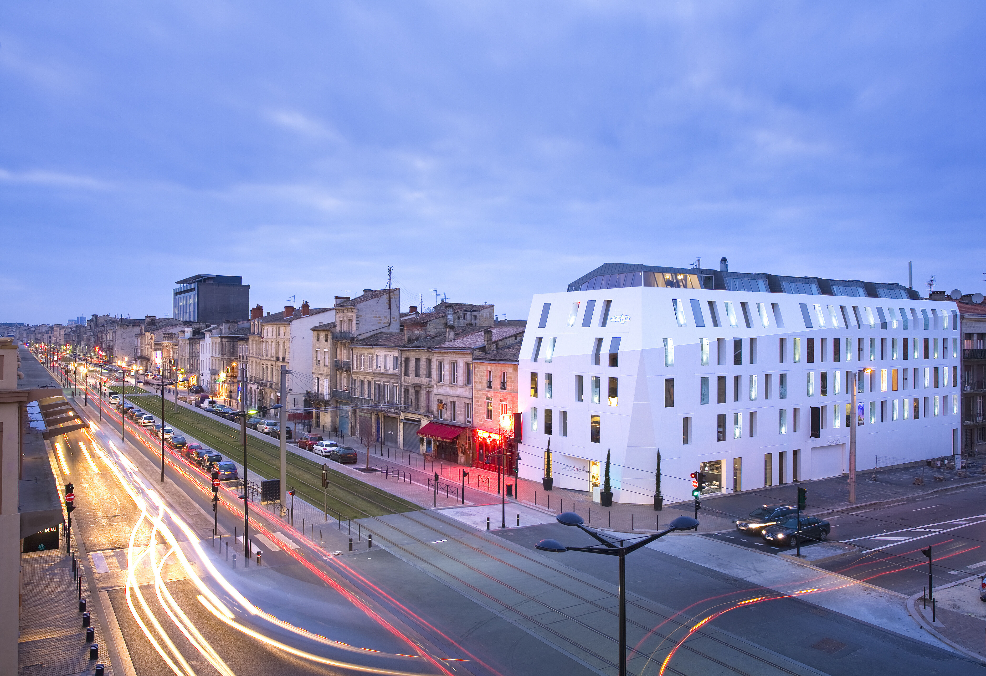 Vue de l'hôtel depuis les quais.