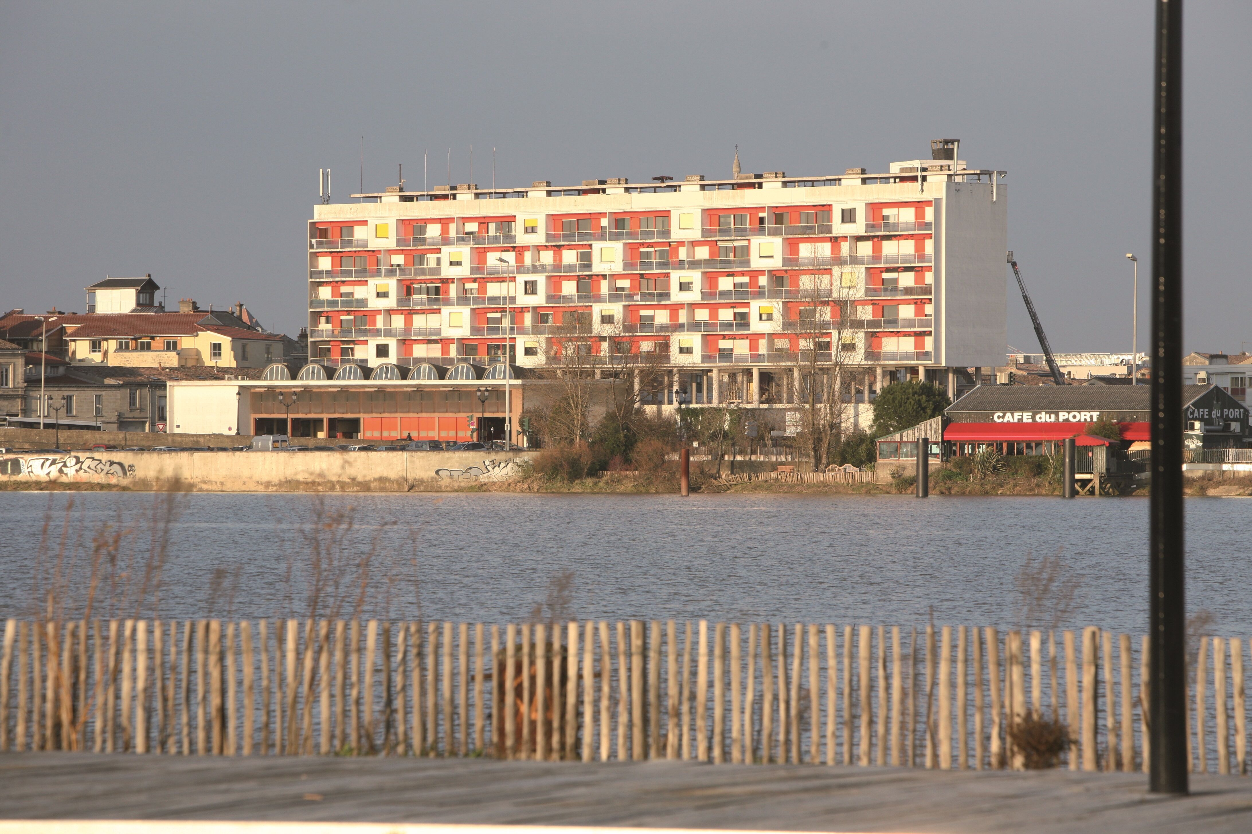 La caserne depuis la rive gauche, 2013.