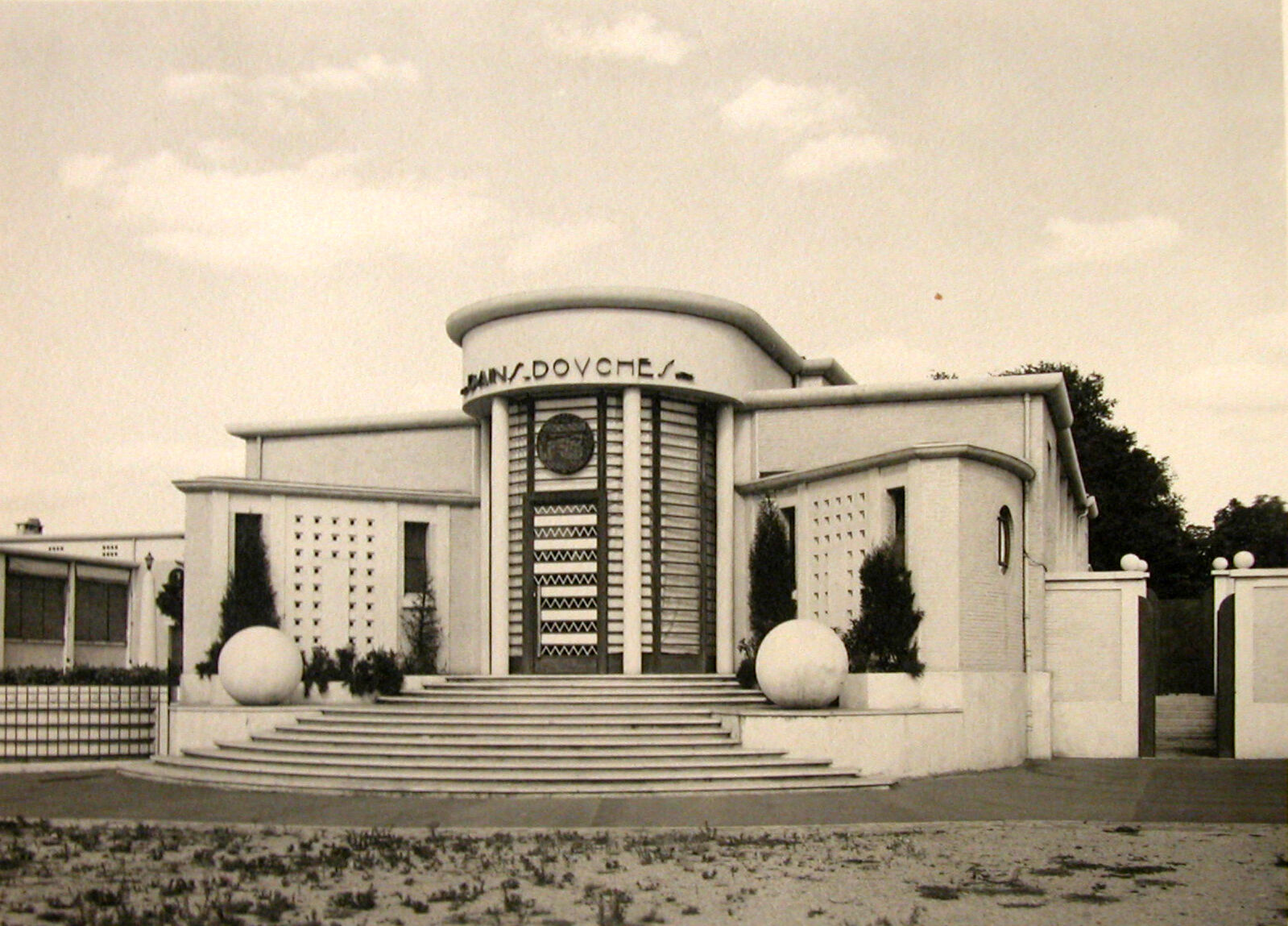 Les bains-douches, photo industrielle du Sud-Ouest, vers 1930.