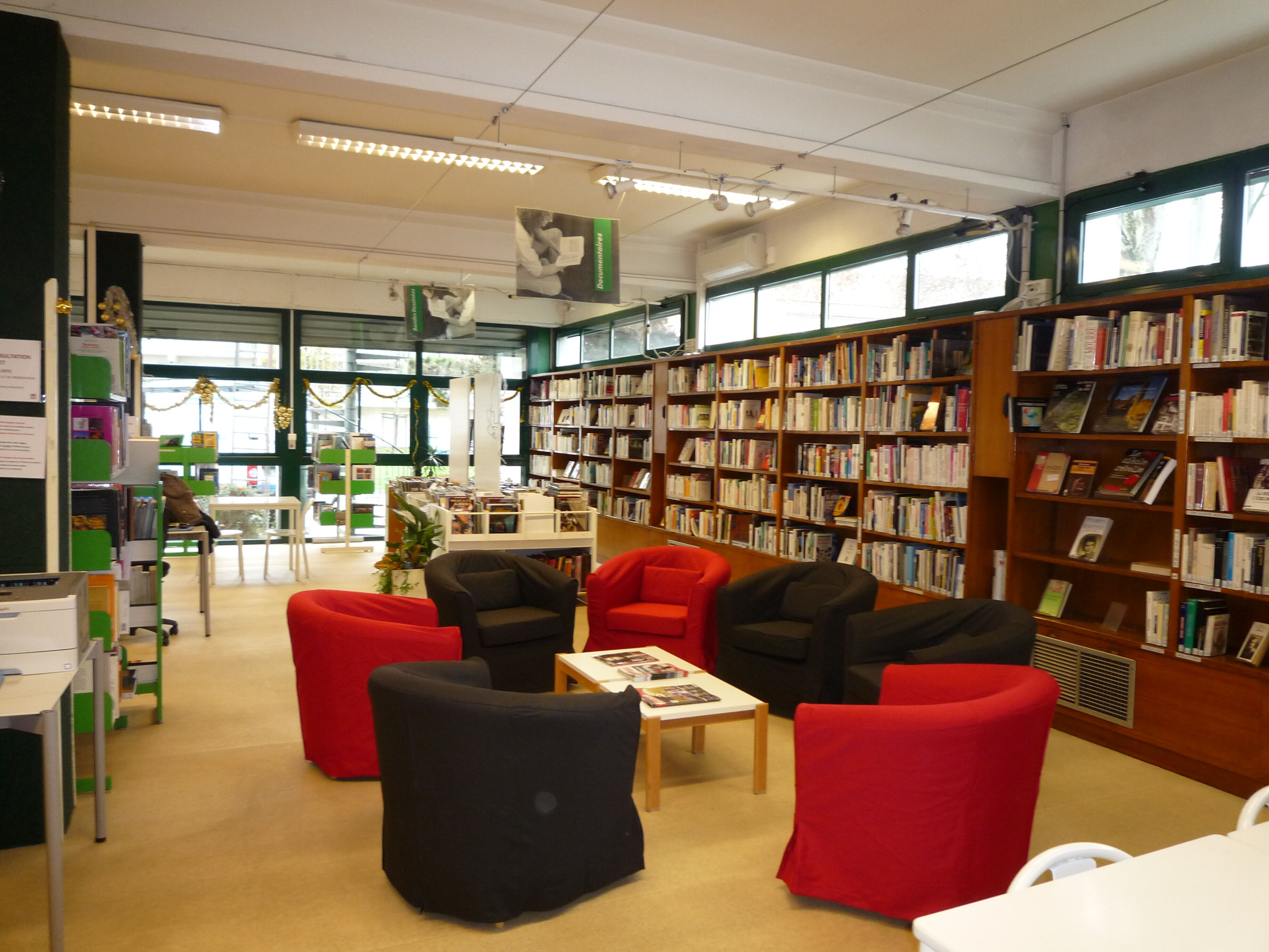 Vue intérieure de la salle de lecture, rayonnages sur mesure.