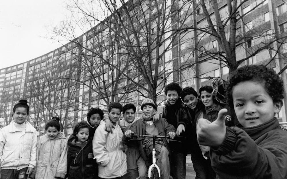 Enfants jouant en bas de la cité lumineuse en 1991.