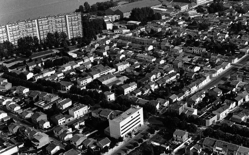 Vue aérienne du quartier de la cité lumineuse avec en haut, au centre, la bibliothèque en 1979.