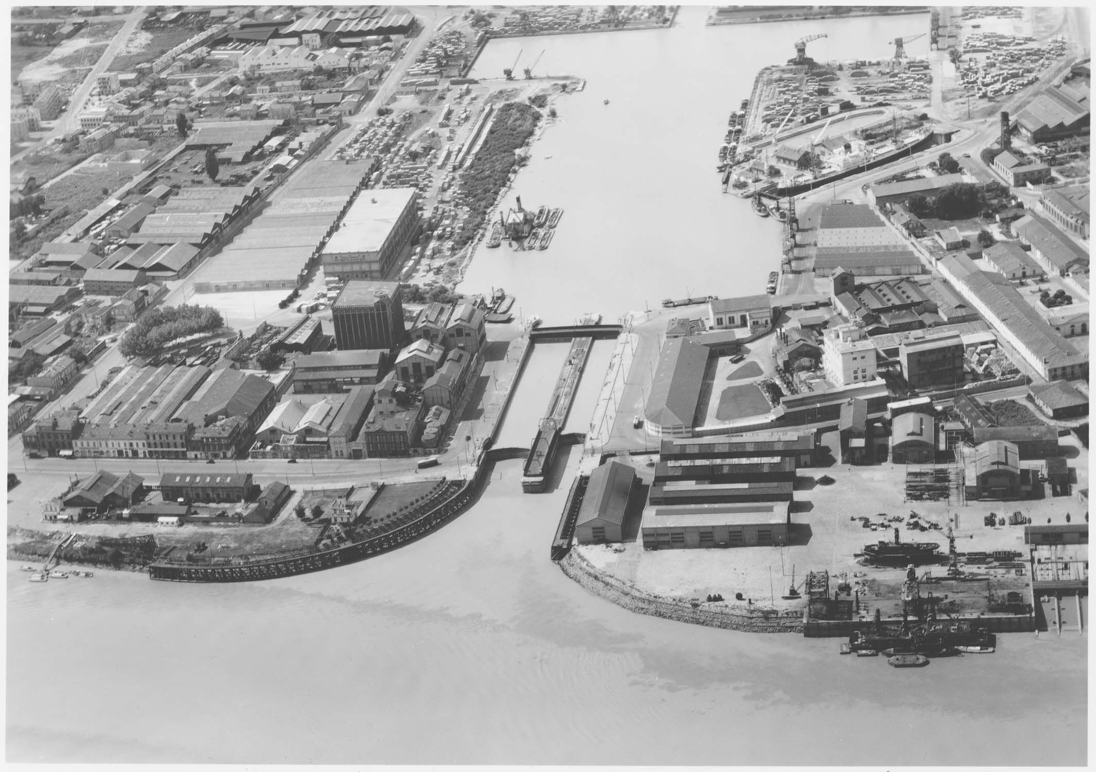 Photographie aérienne de l’usine vers 1955, avant la construction des silos