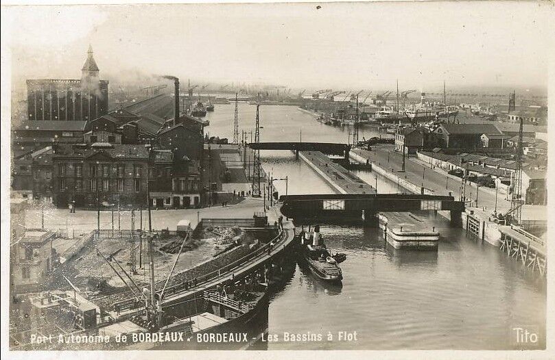 Entrée des bassins à flots, huileries Maurel à gauche et Franco-Colonial à droite, vers 1920 