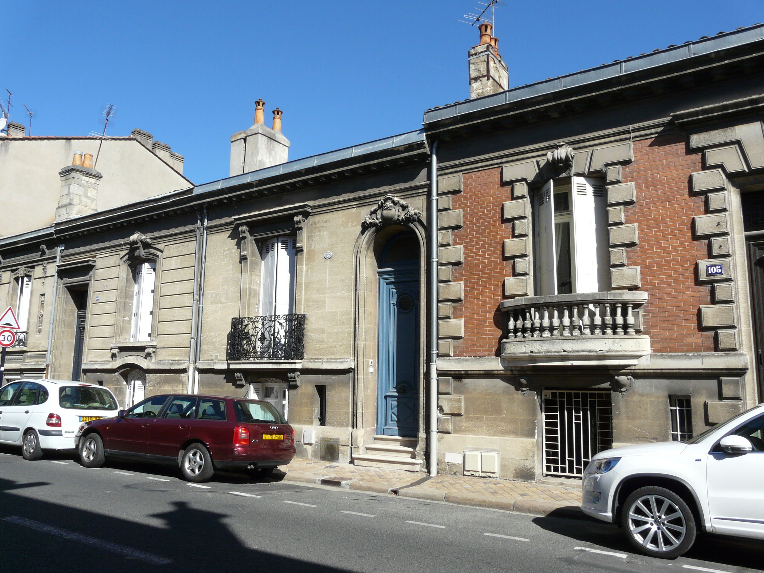 Vue de la façade d'échoppes, rue Camille-Godard. Bordeaux