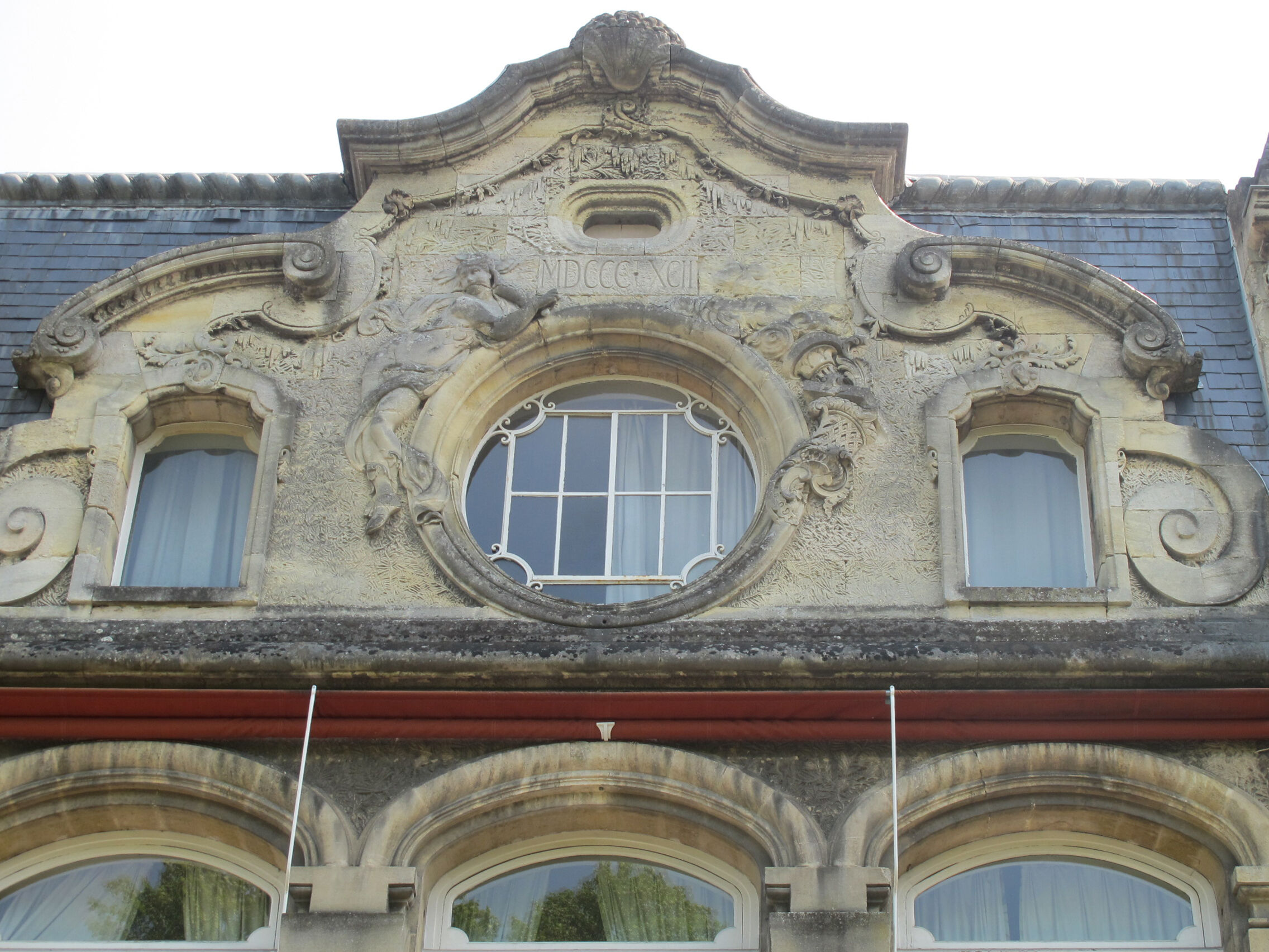 Détail du fronton chantourné à oculus, maison de B. Alfred-Duprat, nº 22 rue du Bocage