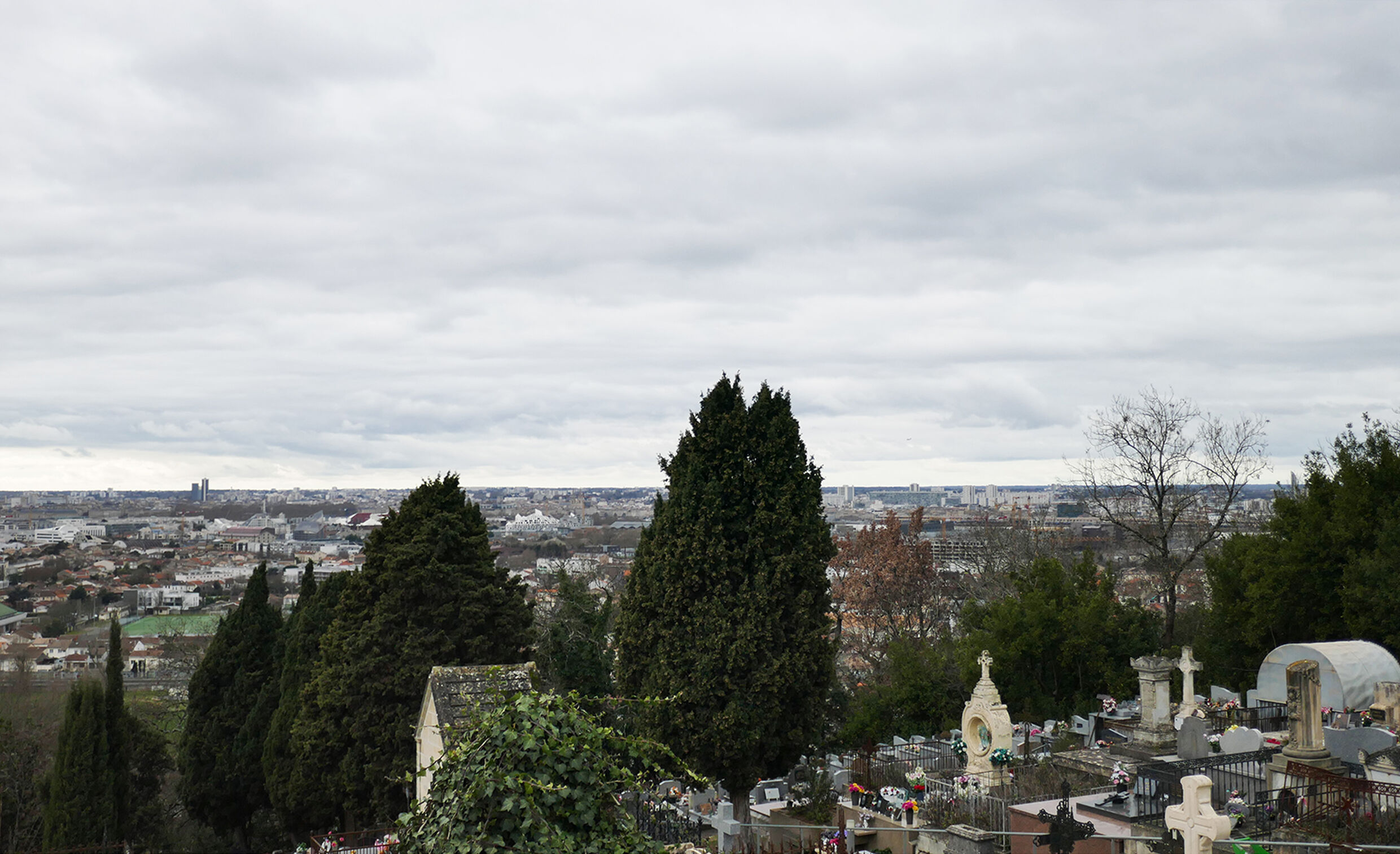 Vue depuis le cimetière catholique Saint-Romain à Cenon, en 2023