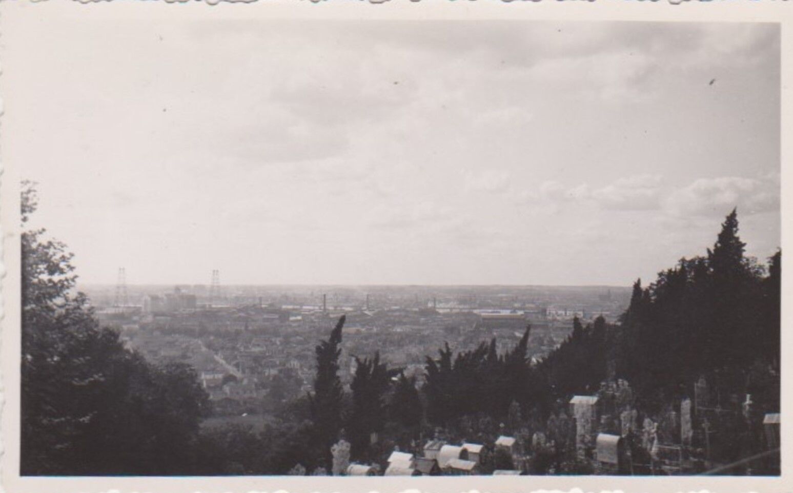 Vue depuis le cimetière catholique Saint-Romain à Cenon, en 1940