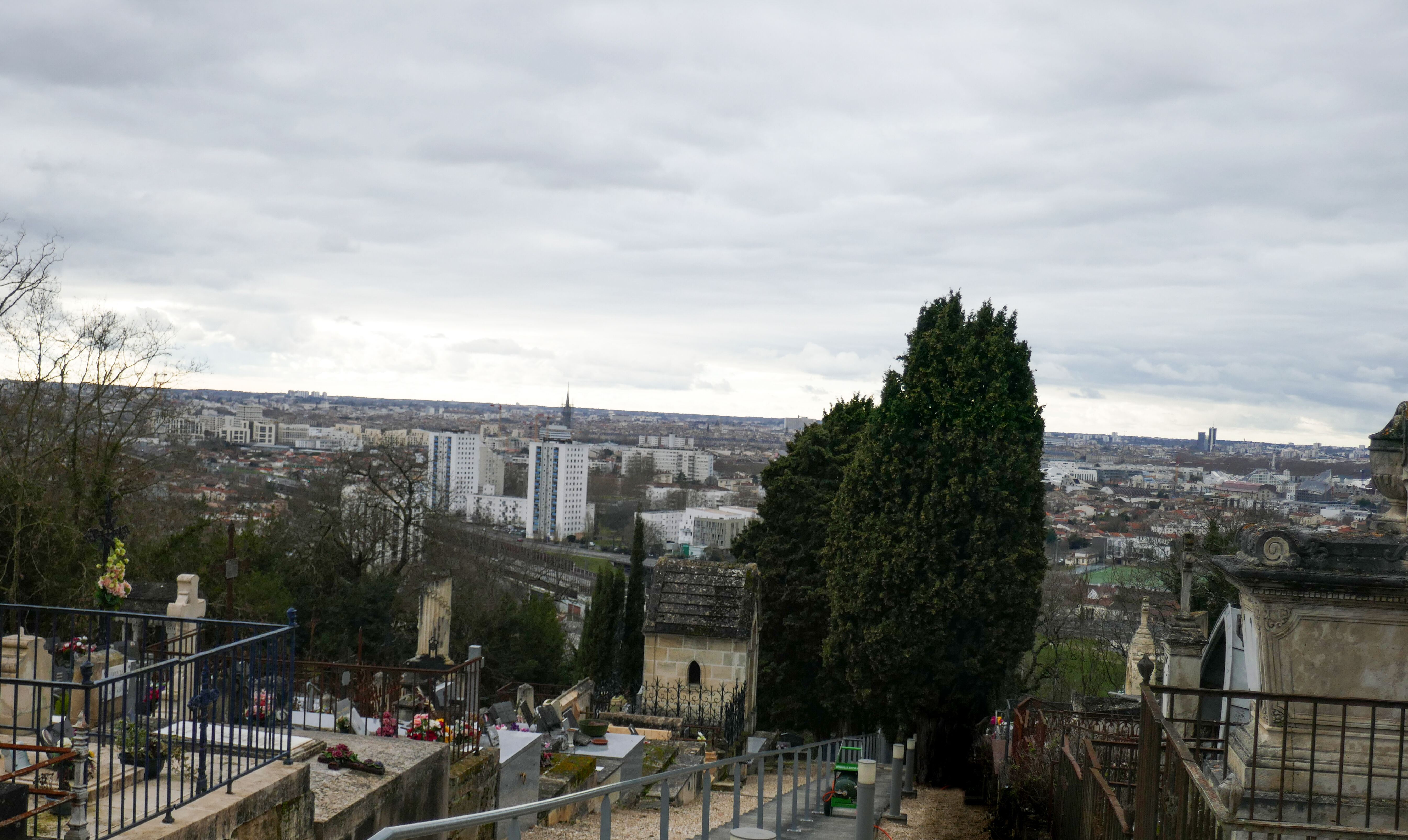 Cimetière catholique Saint-Romain à Cenon, en 2023