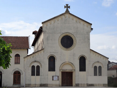 Vue de la façade principale de l'église