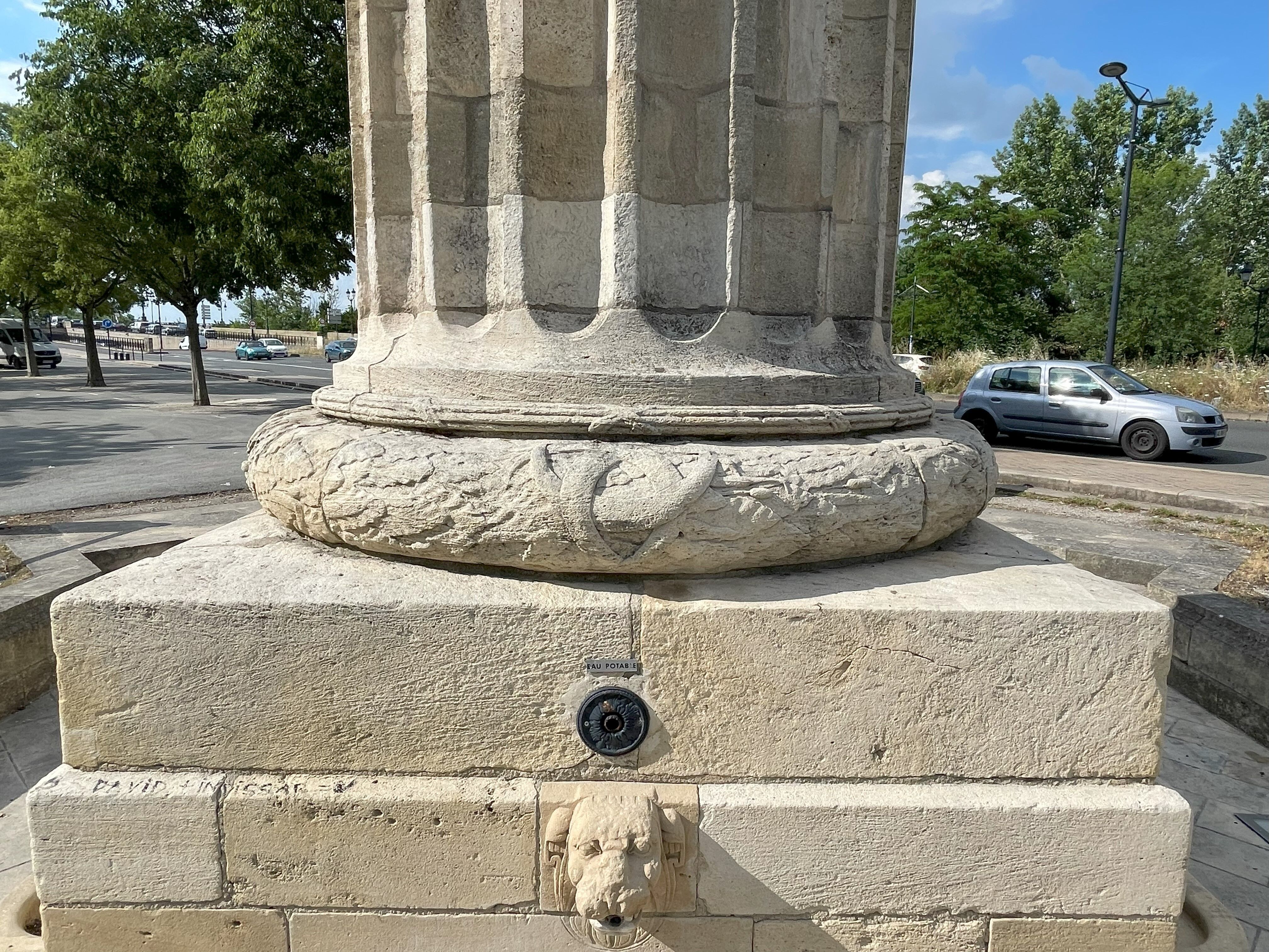 Détail du socle et tore sculpté de la fontaine de la Grave. François Bonfin, architecte, 1788.