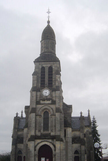 Vue de la façade principale de l'église