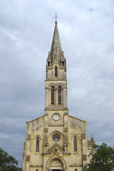 Vue de la façade principale de l'église