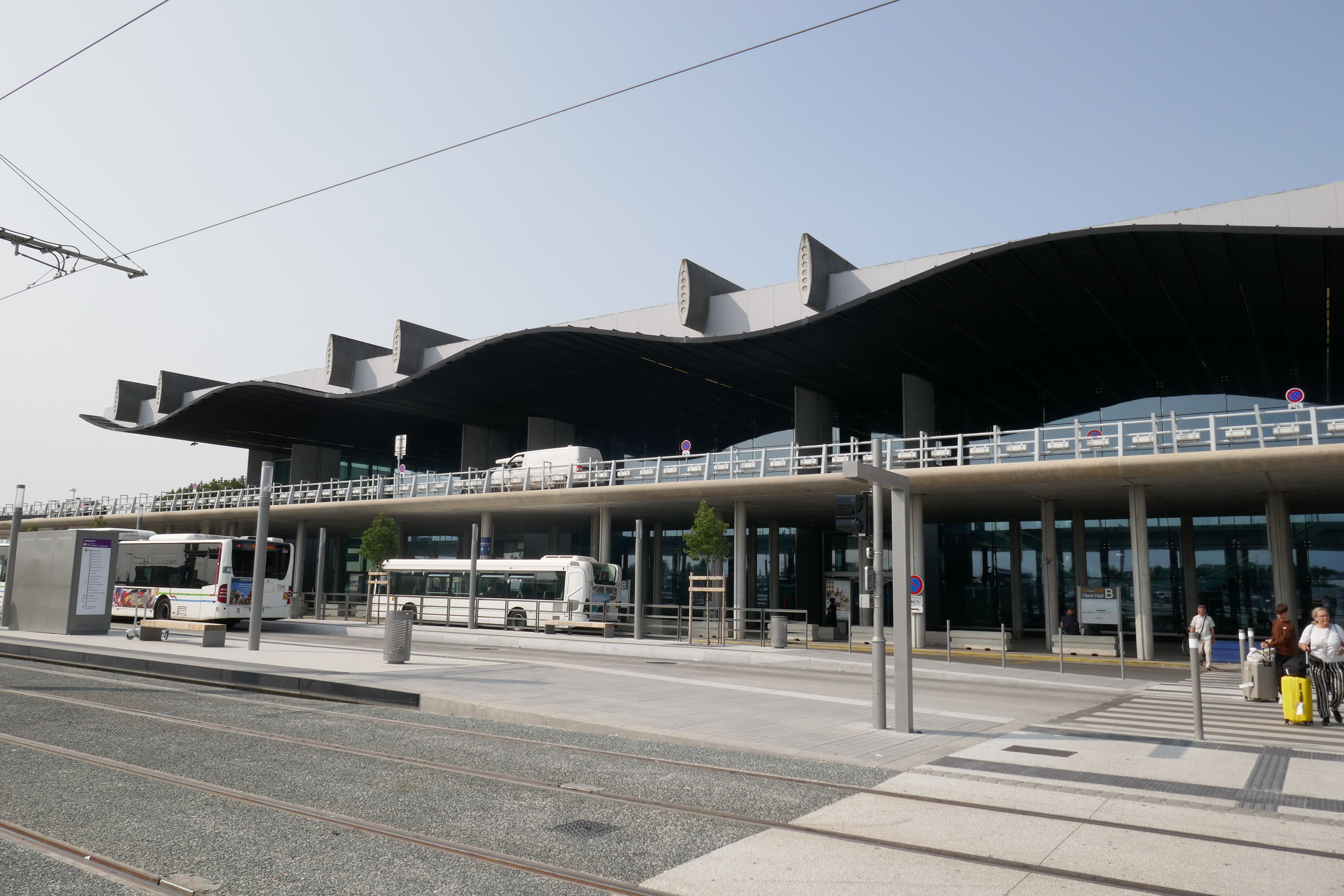 Façade Hall B aéroport de Bordeaux-Mérignac. Paul Andreu, architecte,1996