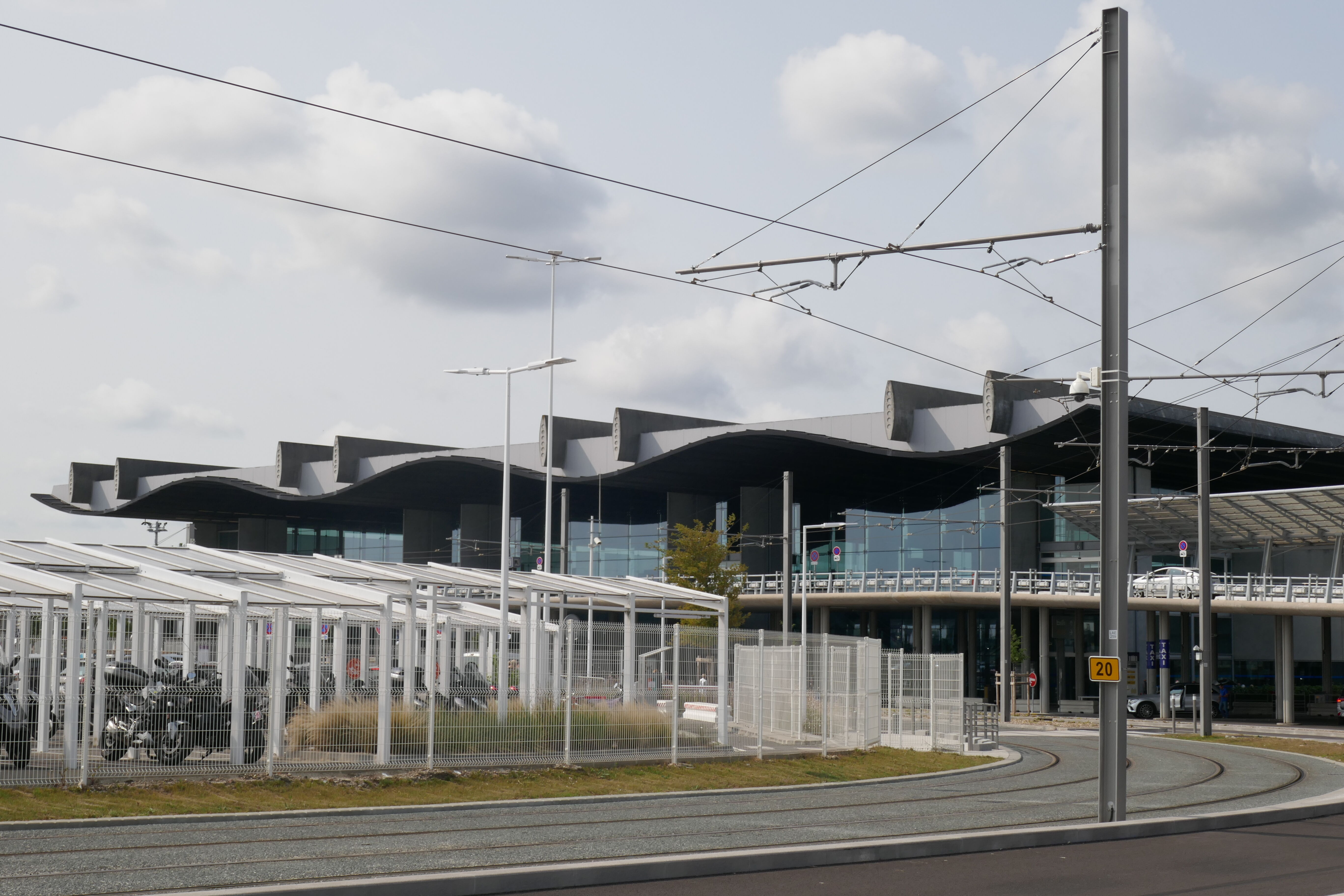 Façade Hall B aéroport de Bordeaux-Mérignac. Paul Andreu, architecte, 1996.