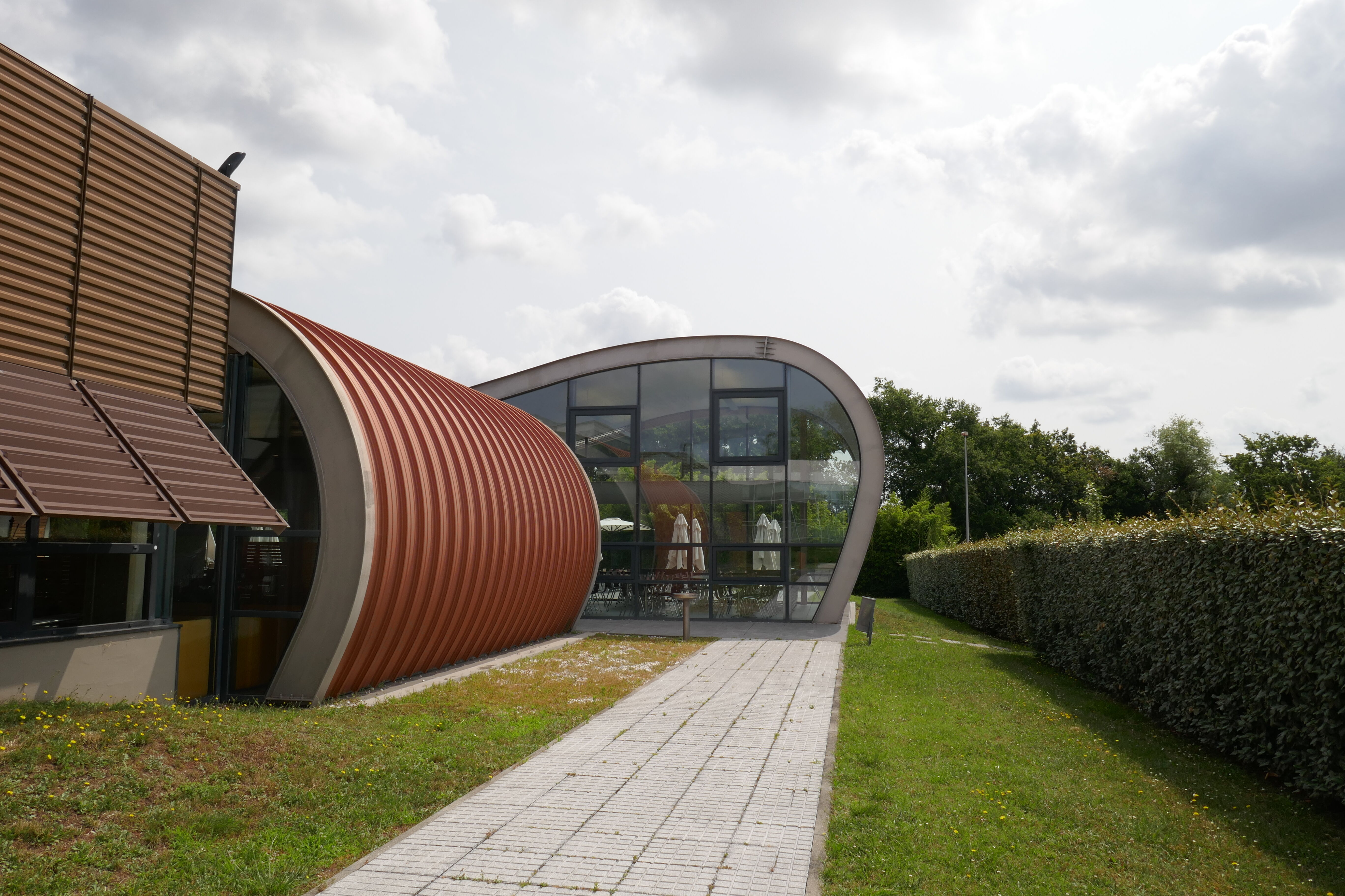 Vue arrière de la Caféteria Filhet-Alllard, Luc Arsène-Henry et Alain Triaud, architectes 2004.