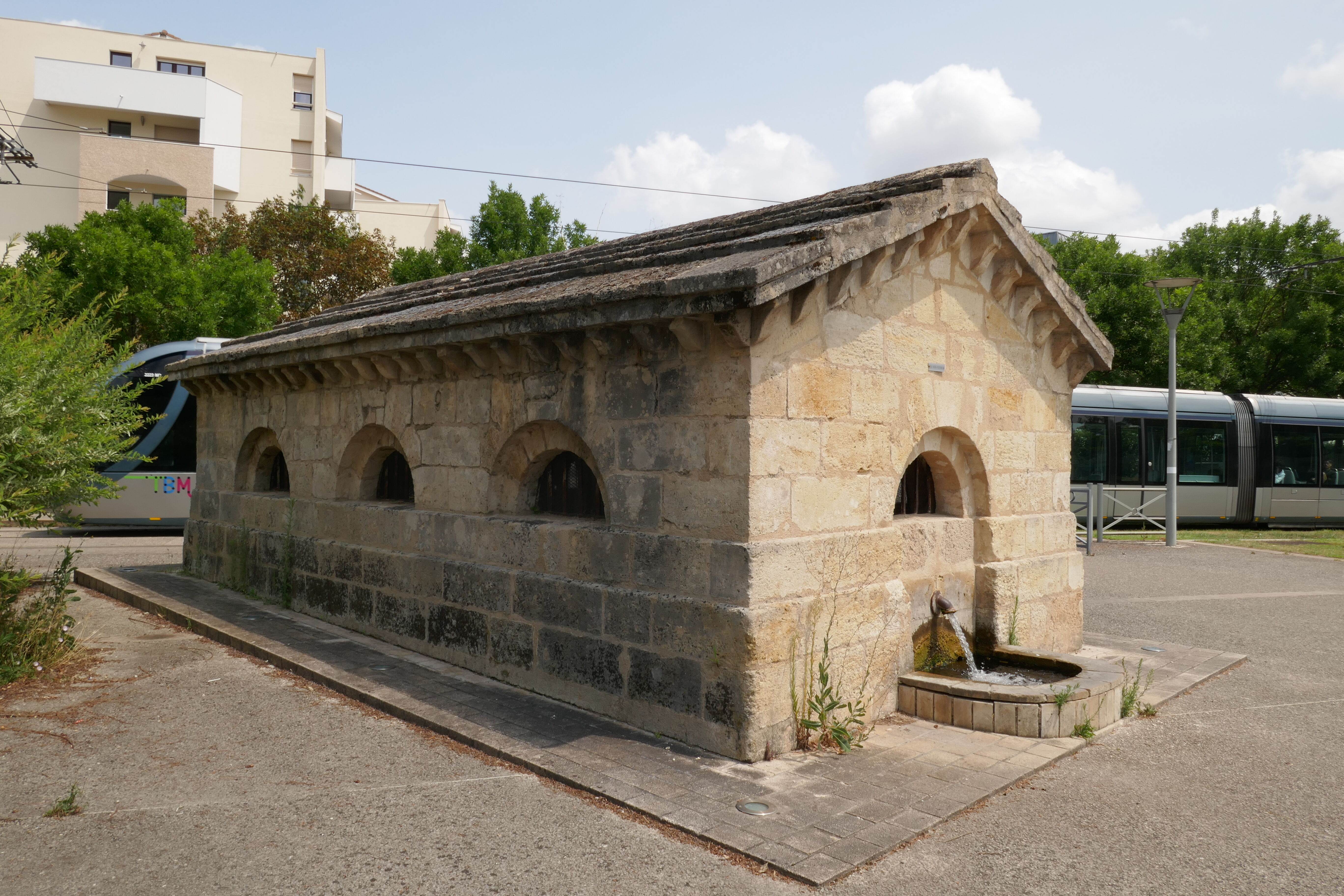 Vue actuelle fontaine d'Arlac, construite en 1785.