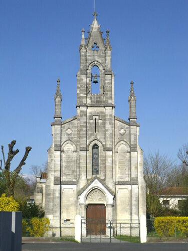 Vue de la façade principale de l'église