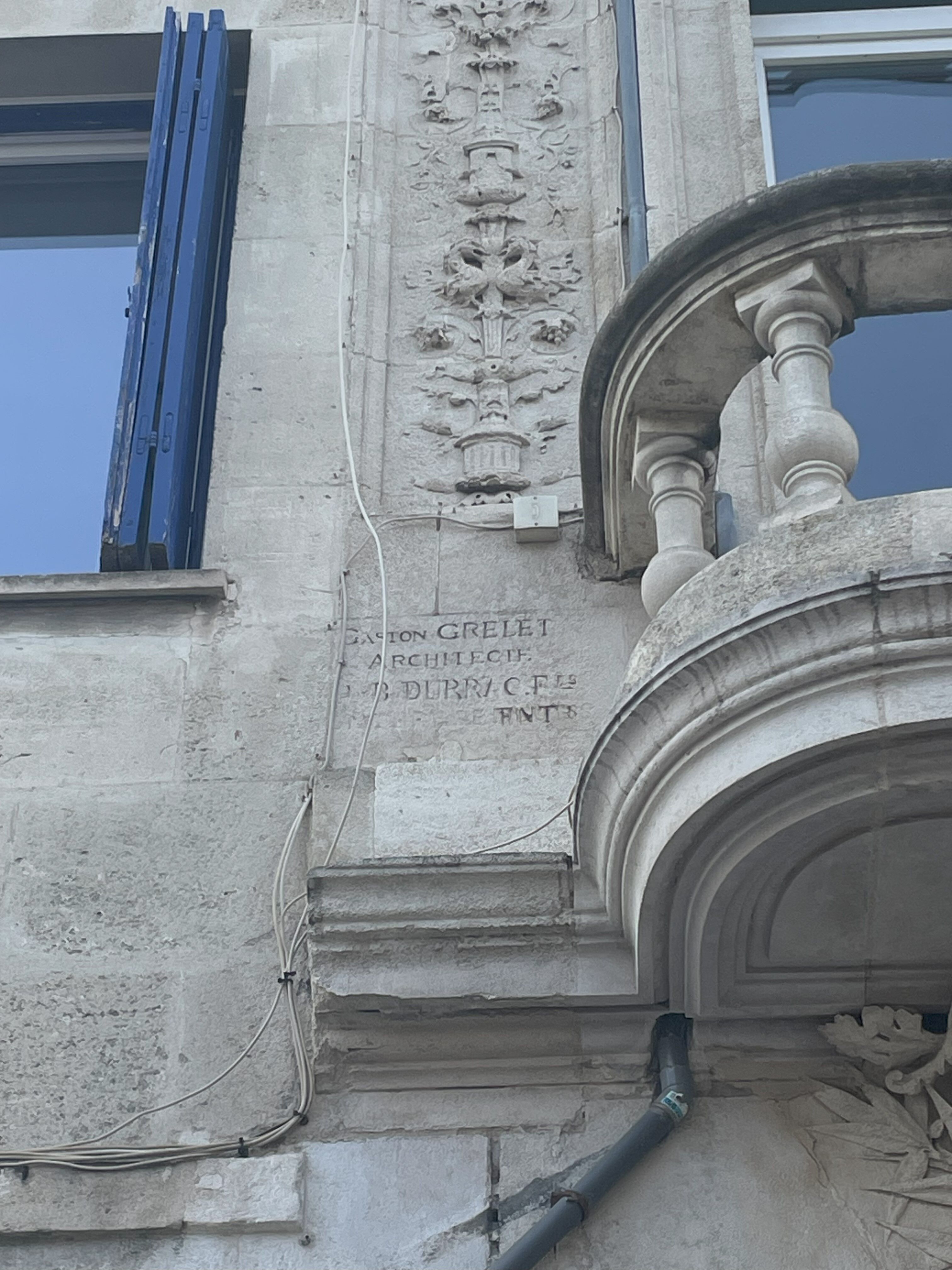 Détail signature sur la façade, 5 rue Bauducheu. Gaston Grelet architecte et B. Durry entrepreneur.