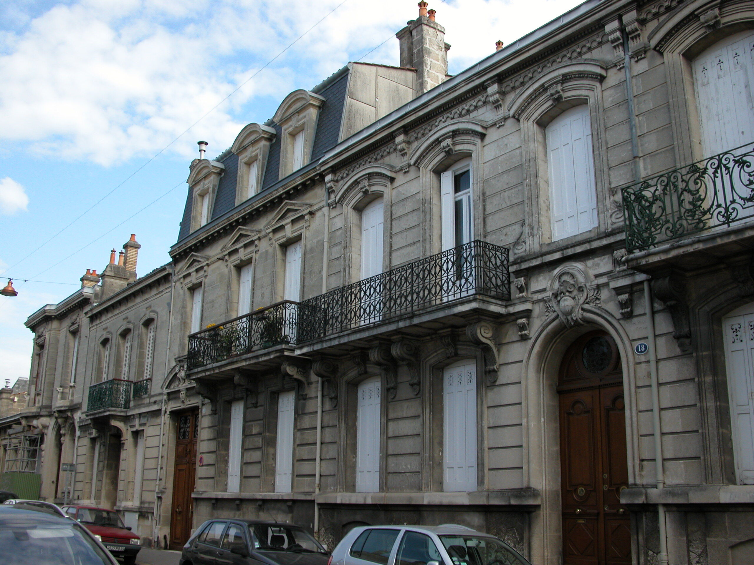 Vue des maisons depuis la rue Pérey