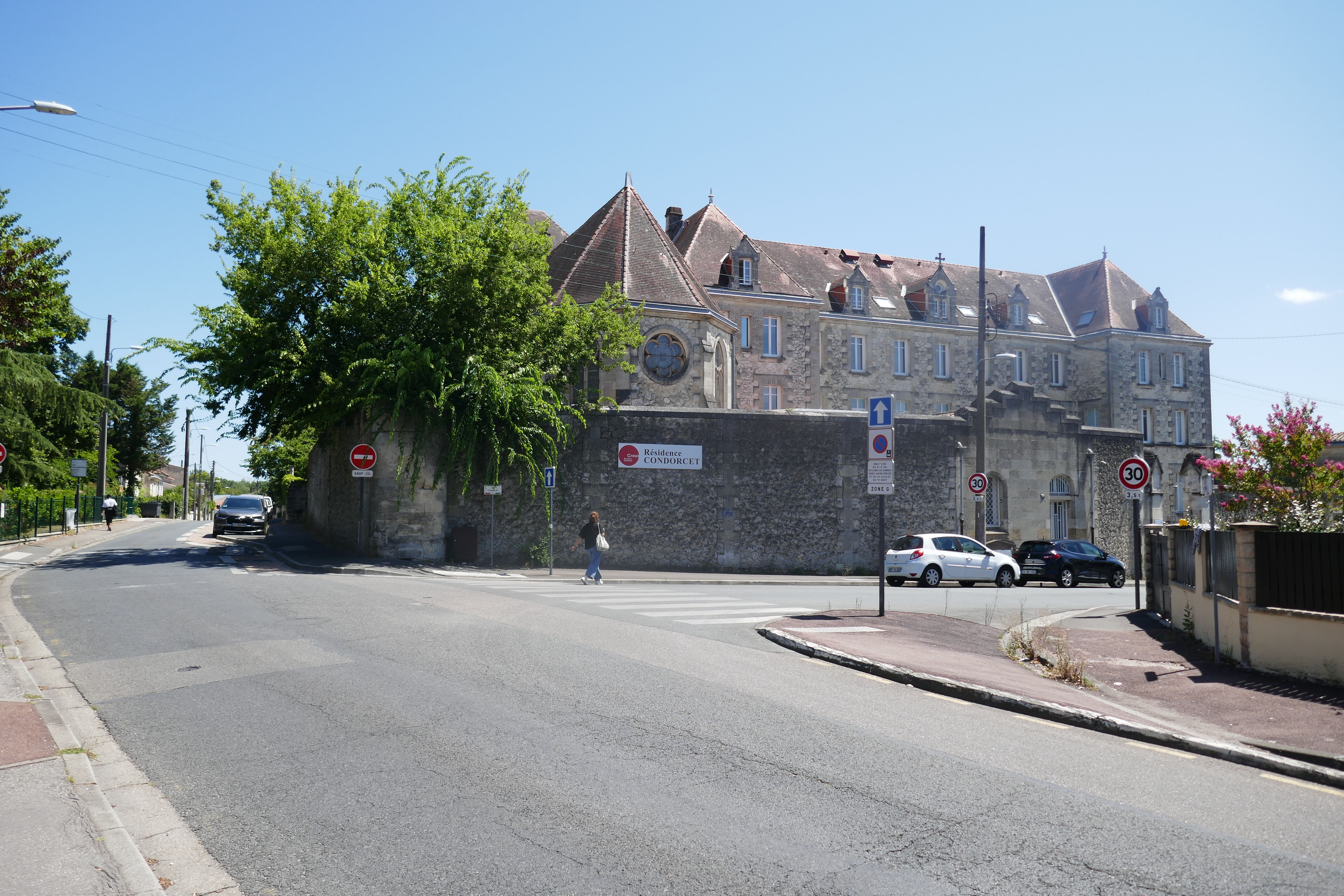 Vue d'ensemble du couvent depuis la rue