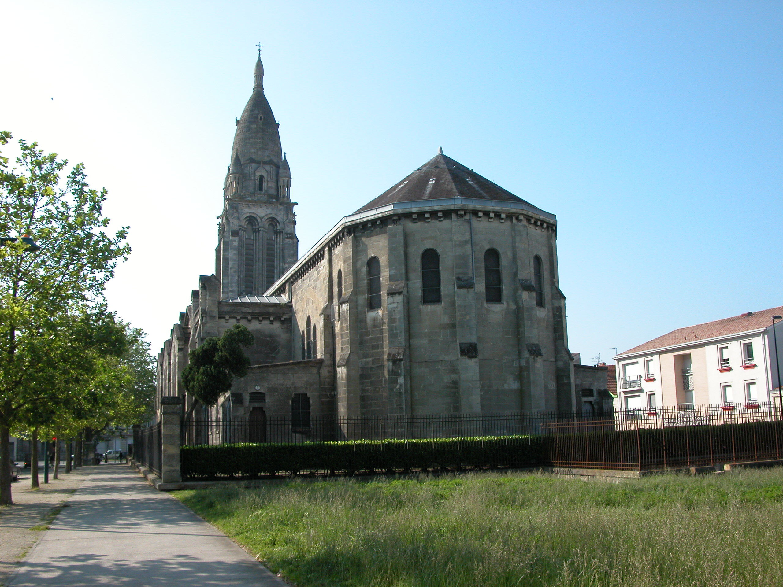 Vue arrière de l'église depuis le jardin Paul Abadie