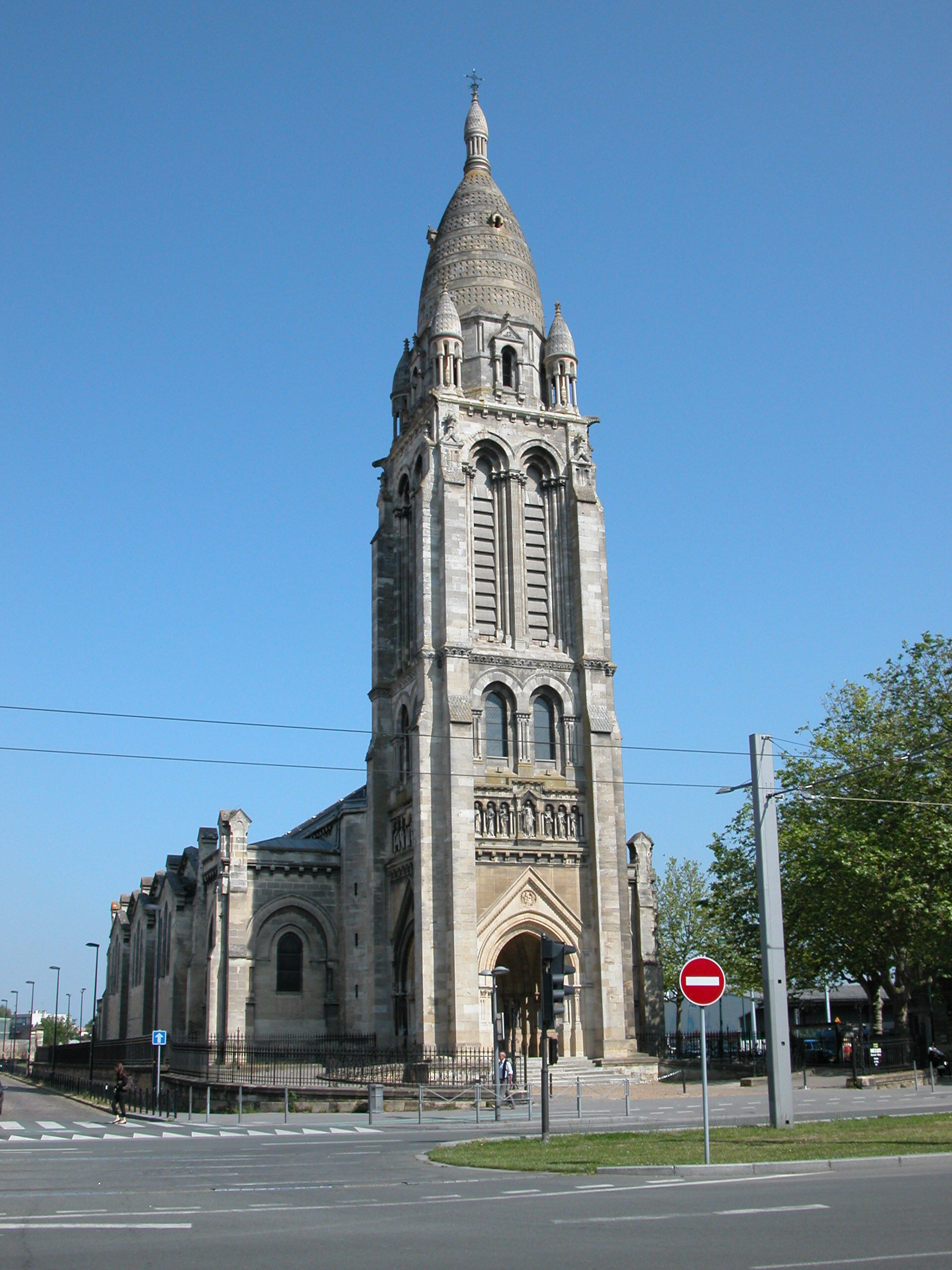 Vue de l'église  depuis l'Avenue Thiers