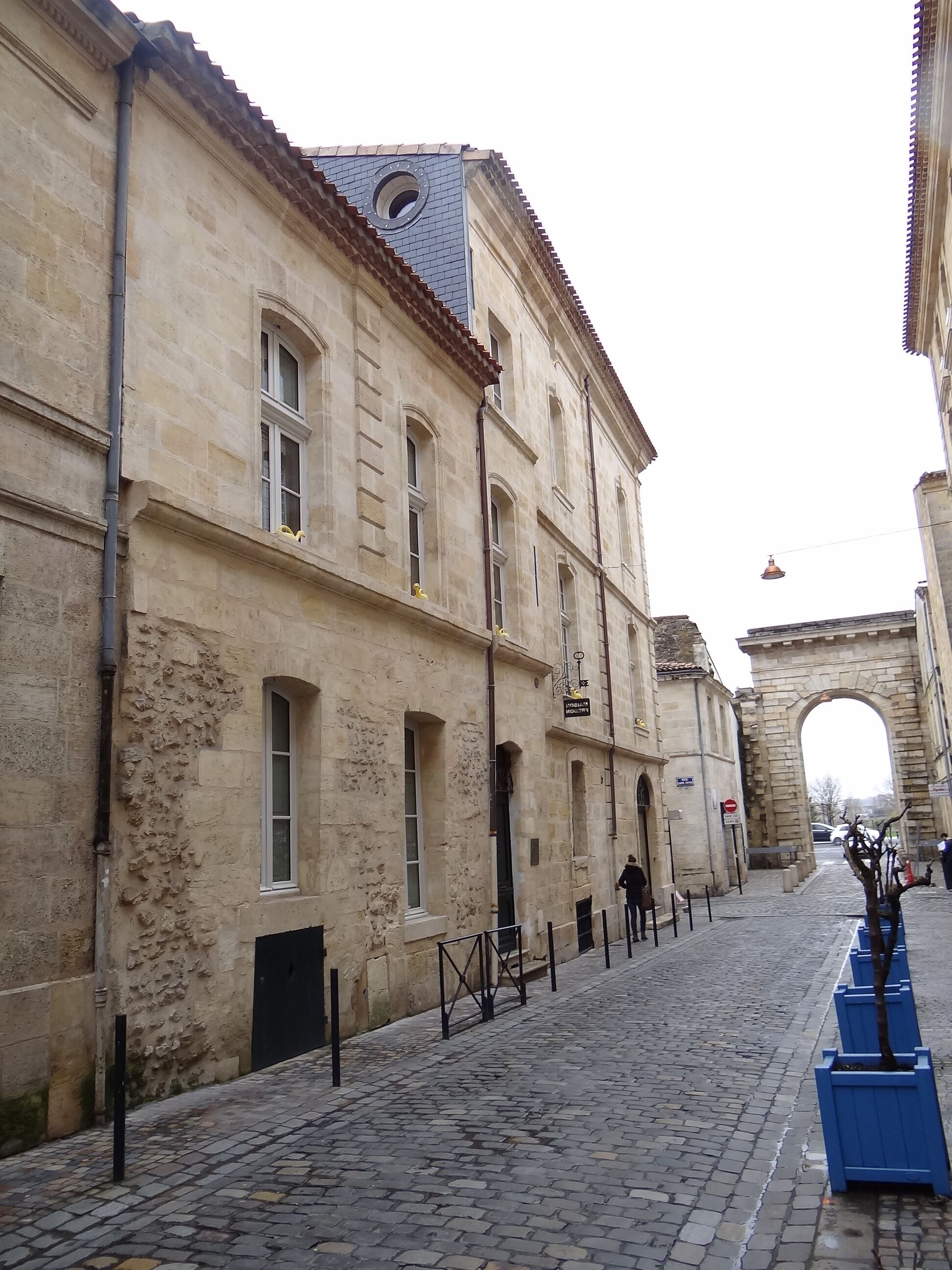 Vue en perspective sur la porte de Monnaie