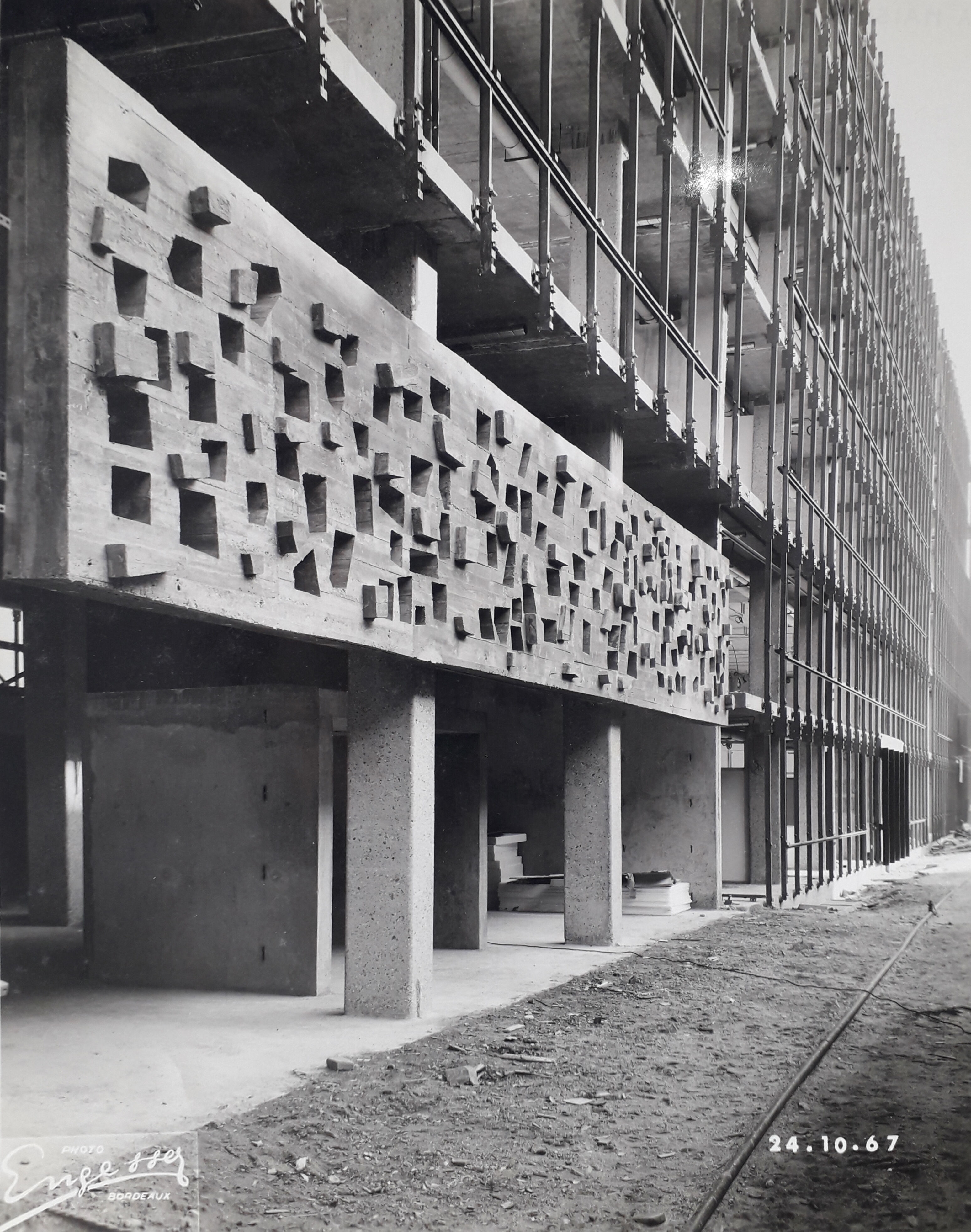 Photographie du chantier, vue de la dalle de Pierre Théron avant la réception des pâtes de verre.