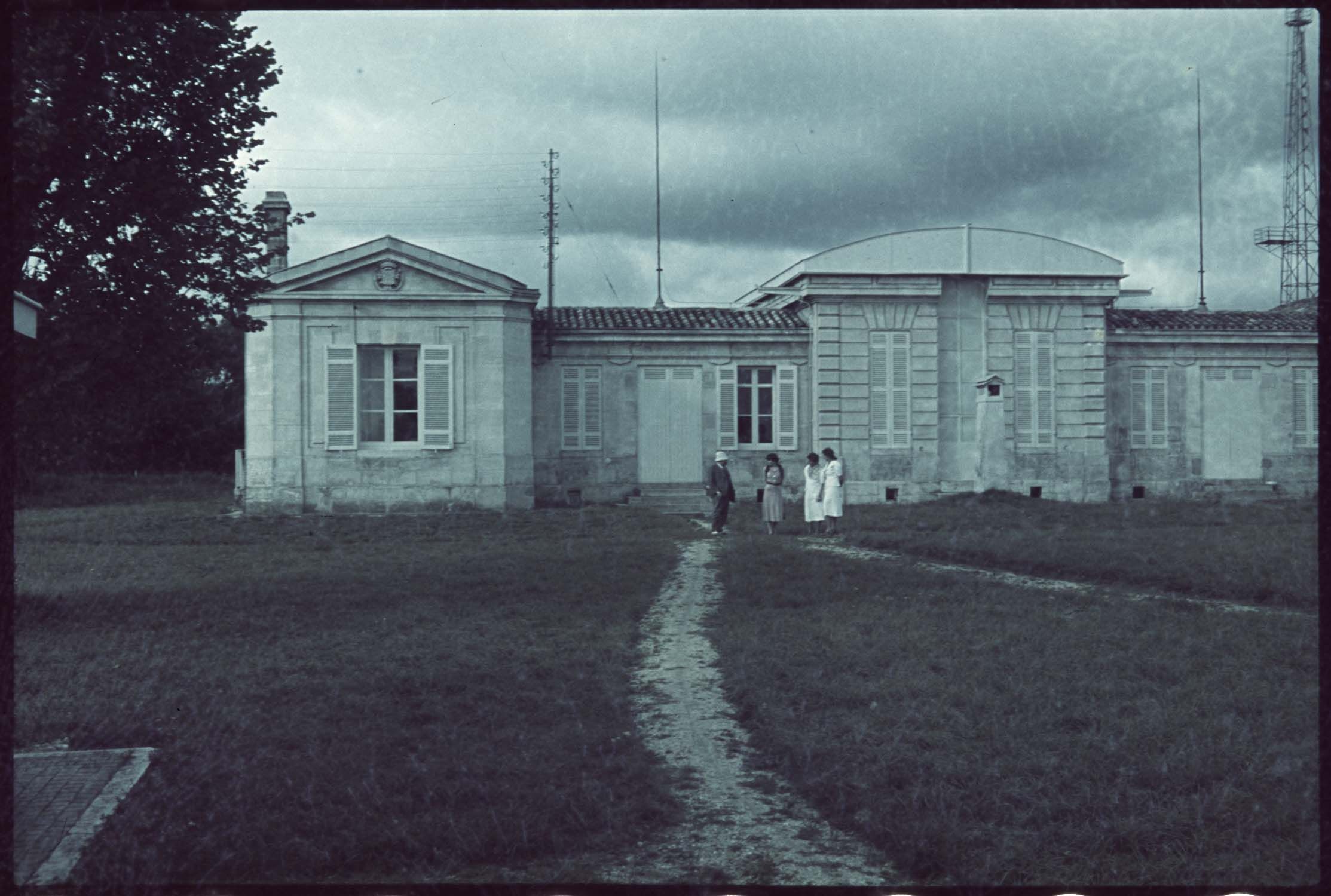 L'ancienne demeure du domaine transformée en logement du directeur de l'observatoire, été 1938.