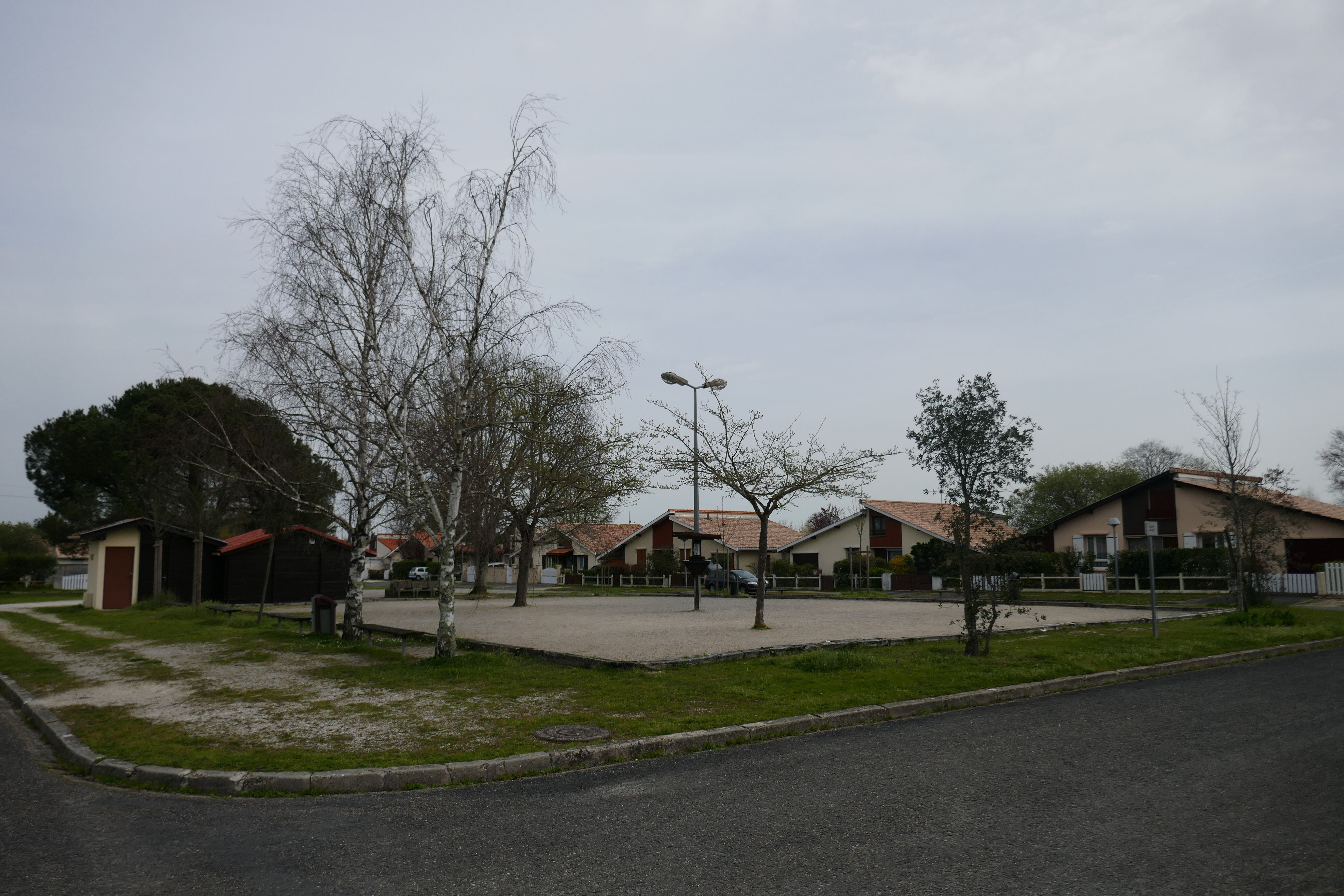 Le square Rongier avec le terrain de boules dans Villagexpo.