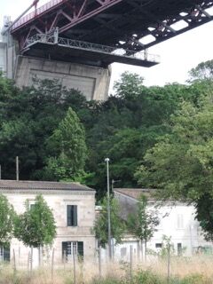 Vue des maisons sous le pont  d’Aquitaine en rive droite à Lormont