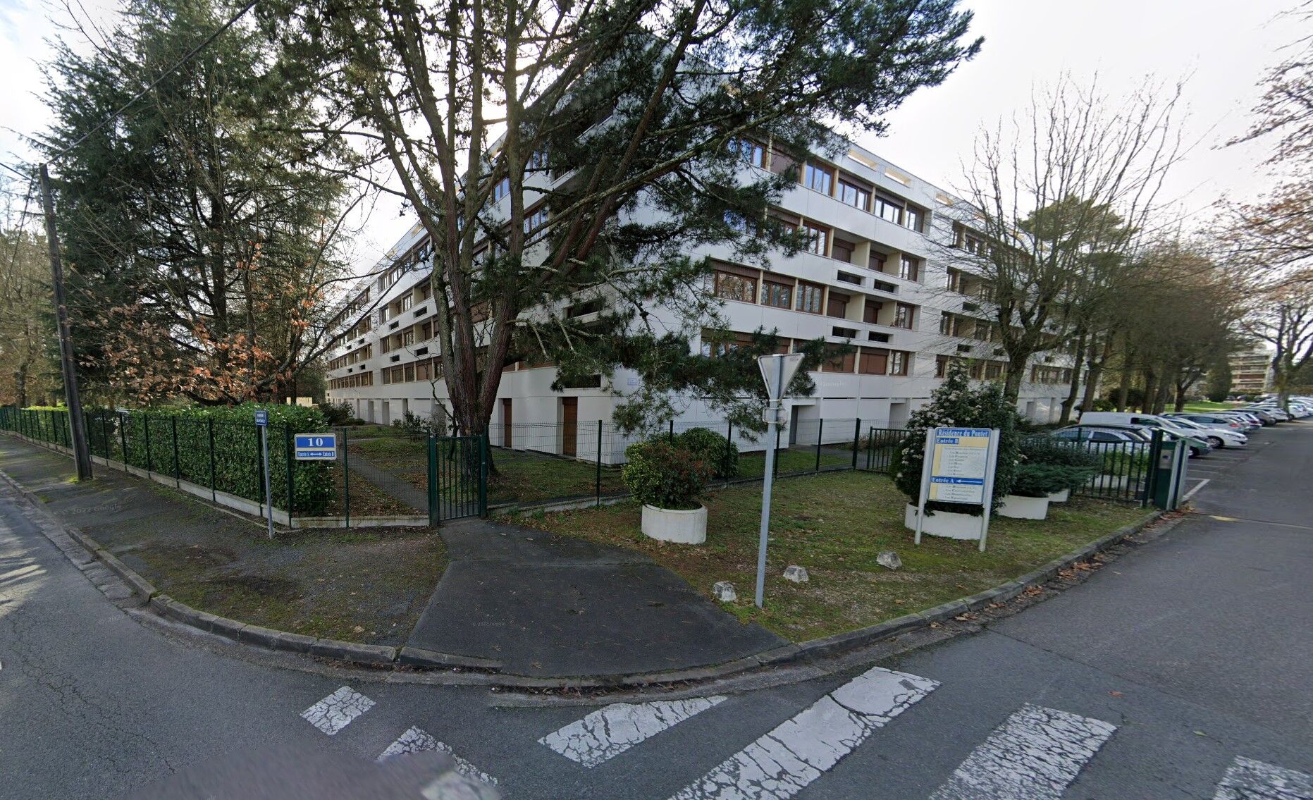 Façades du bâtiment en U, vue depuis l'avenue du Pontet.