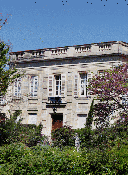 Vue de la façade avant de la villa néoclassique construite 