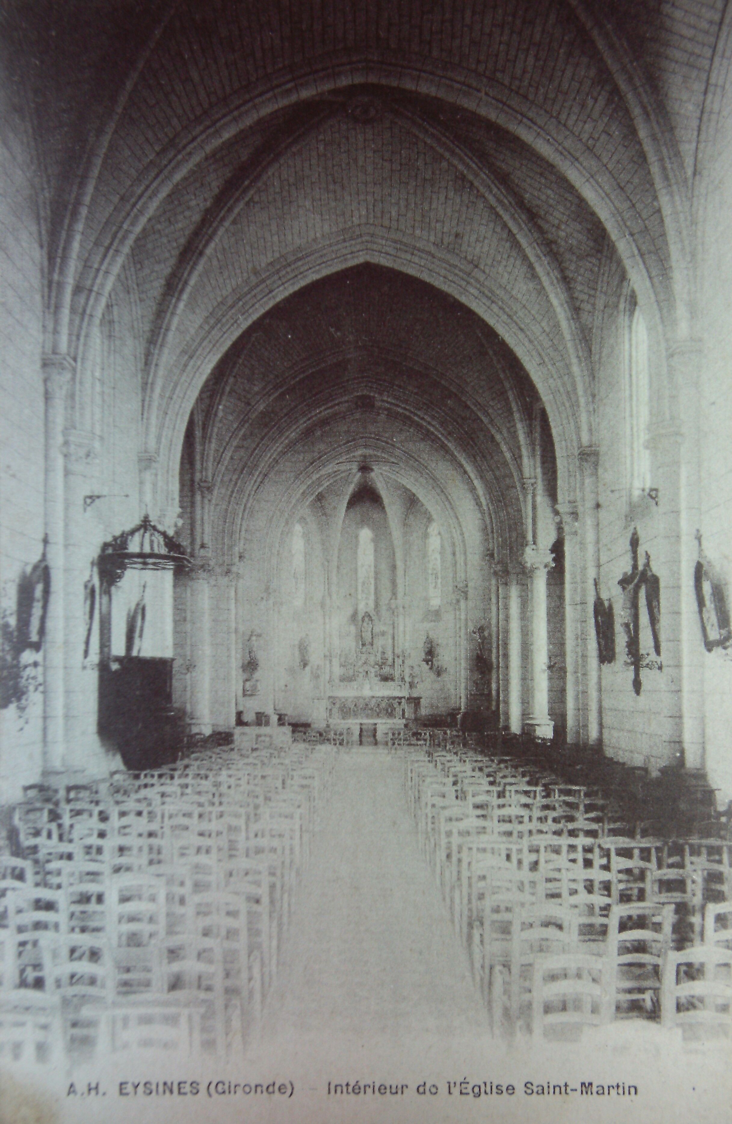 sur la carte postale, vue de la nef et du sanctuaire, vers 1910