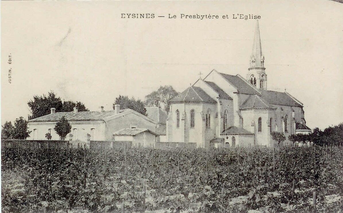 La carte postale montre l'église encore entourée de vignes au début du XXe siècle